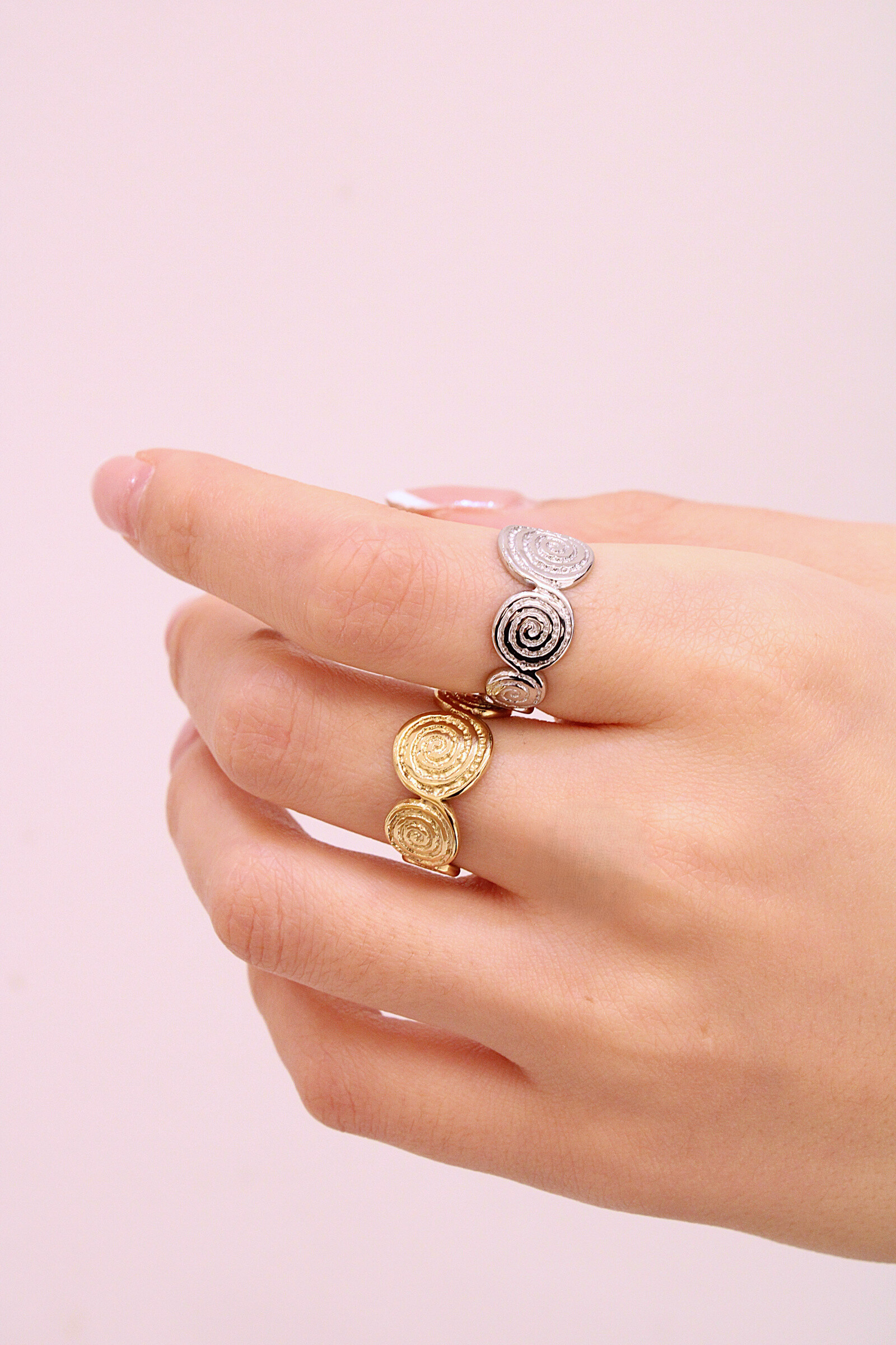 Grossista MAISON OKAMI - Anello a spirale regolabile – Fascino senza tempo