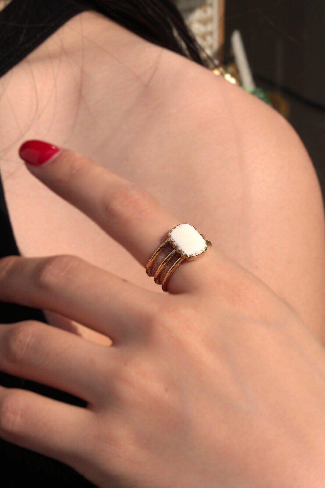 Grossiste MAISON OKAMI - Bague ouverte à motif minimaliste avec pierre naturelle
