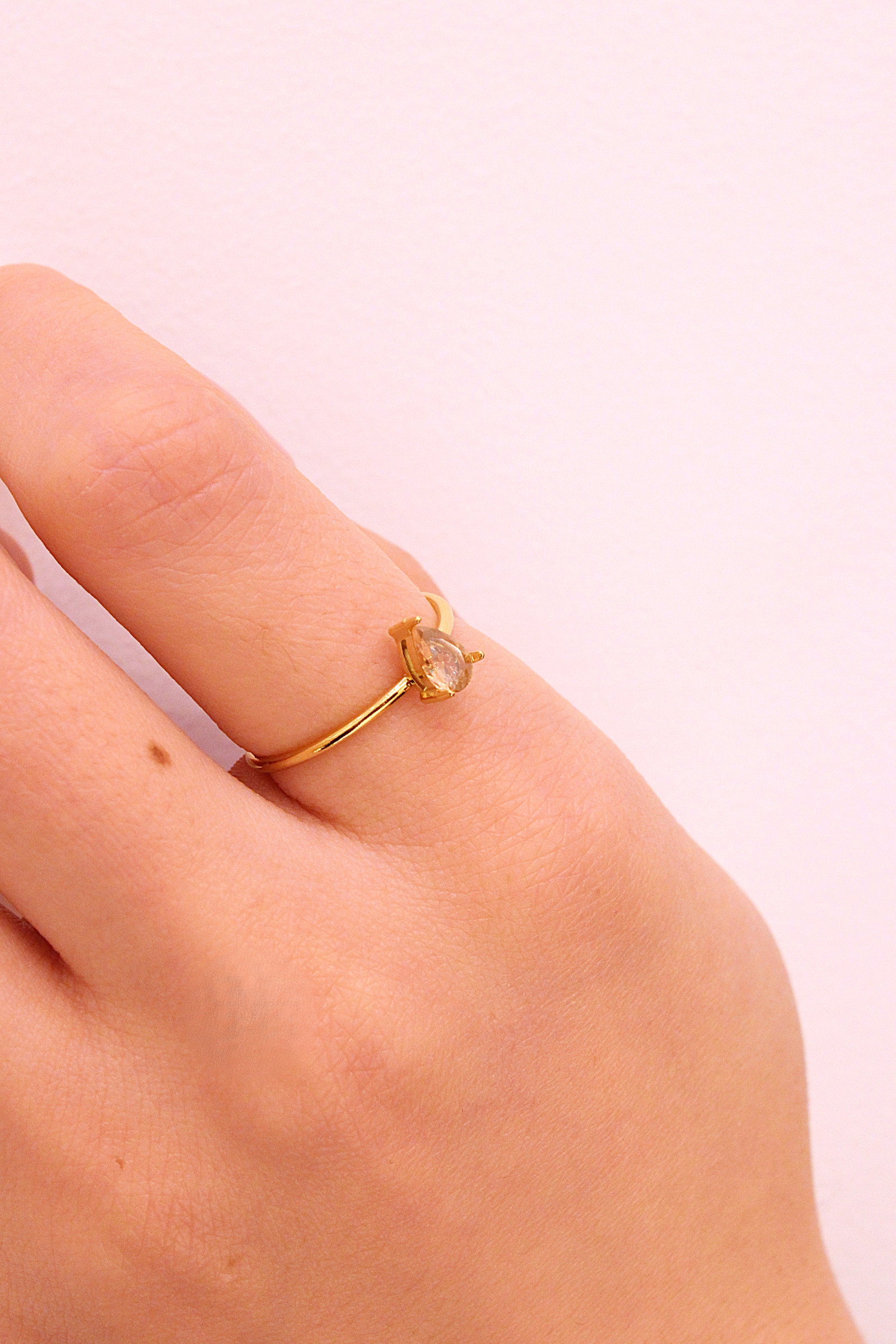 Grossiste MAISON OKAMI - Bague minimaliste en zirconium - Élégance intemporelle