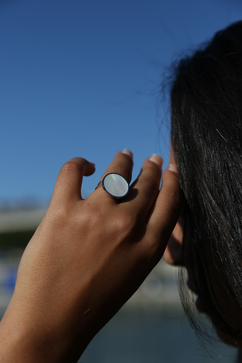 Wholesaler MAISON OKAMI - Round mother-of-pearl and stainless steel ring - Elegant minimalism