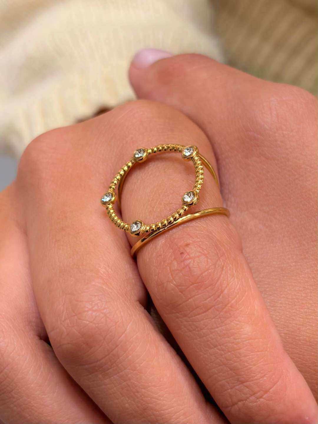 Grossiste MAISON OKAMI - Bague en Acier Inoxydable avec Motifs Ronds et Détails Éclatants