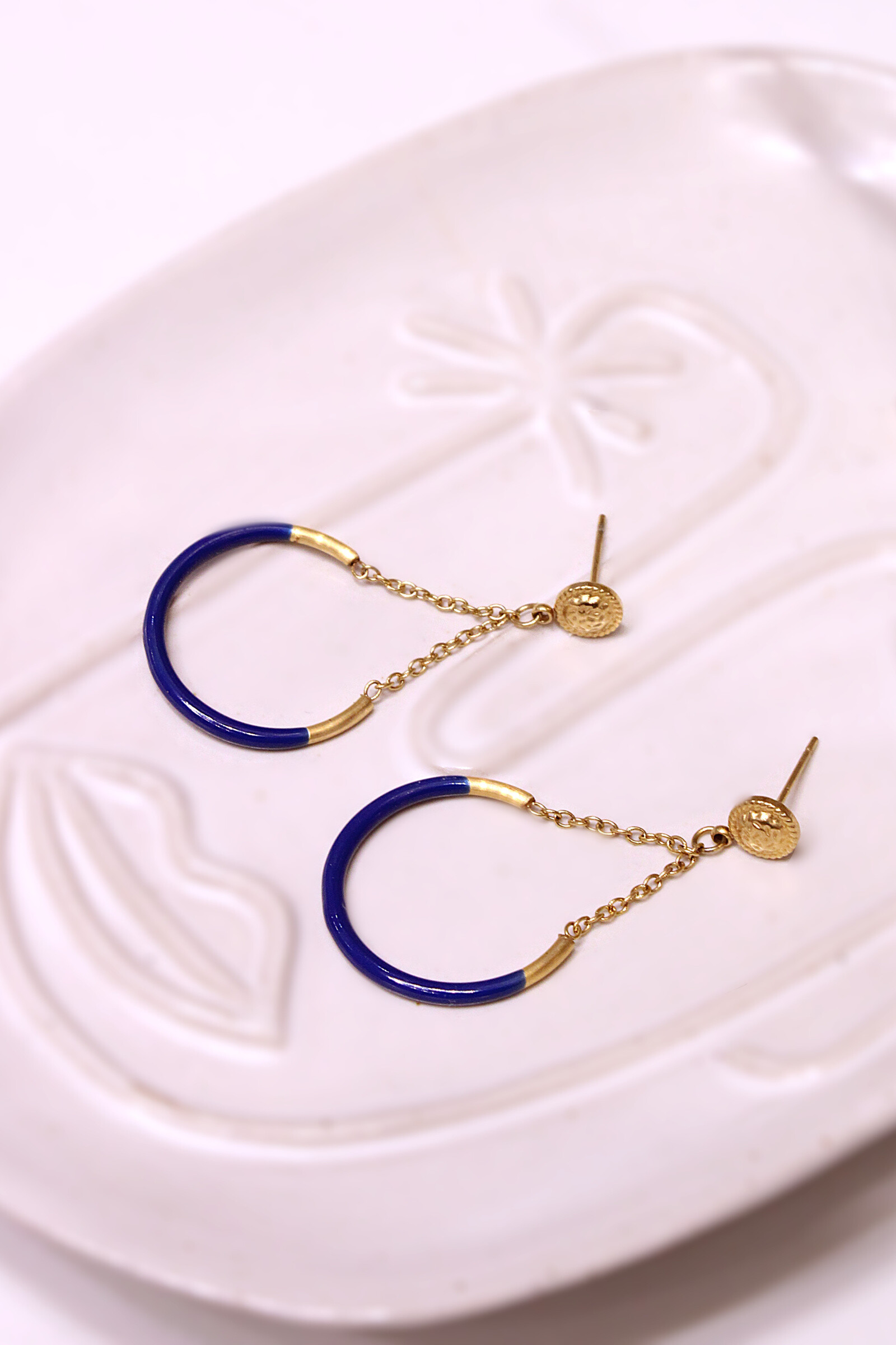 Grossiste MAISON OKAMI - Boucles d’Oreilles Pendantes avec Chaîne Délicate et Cercle Métallique