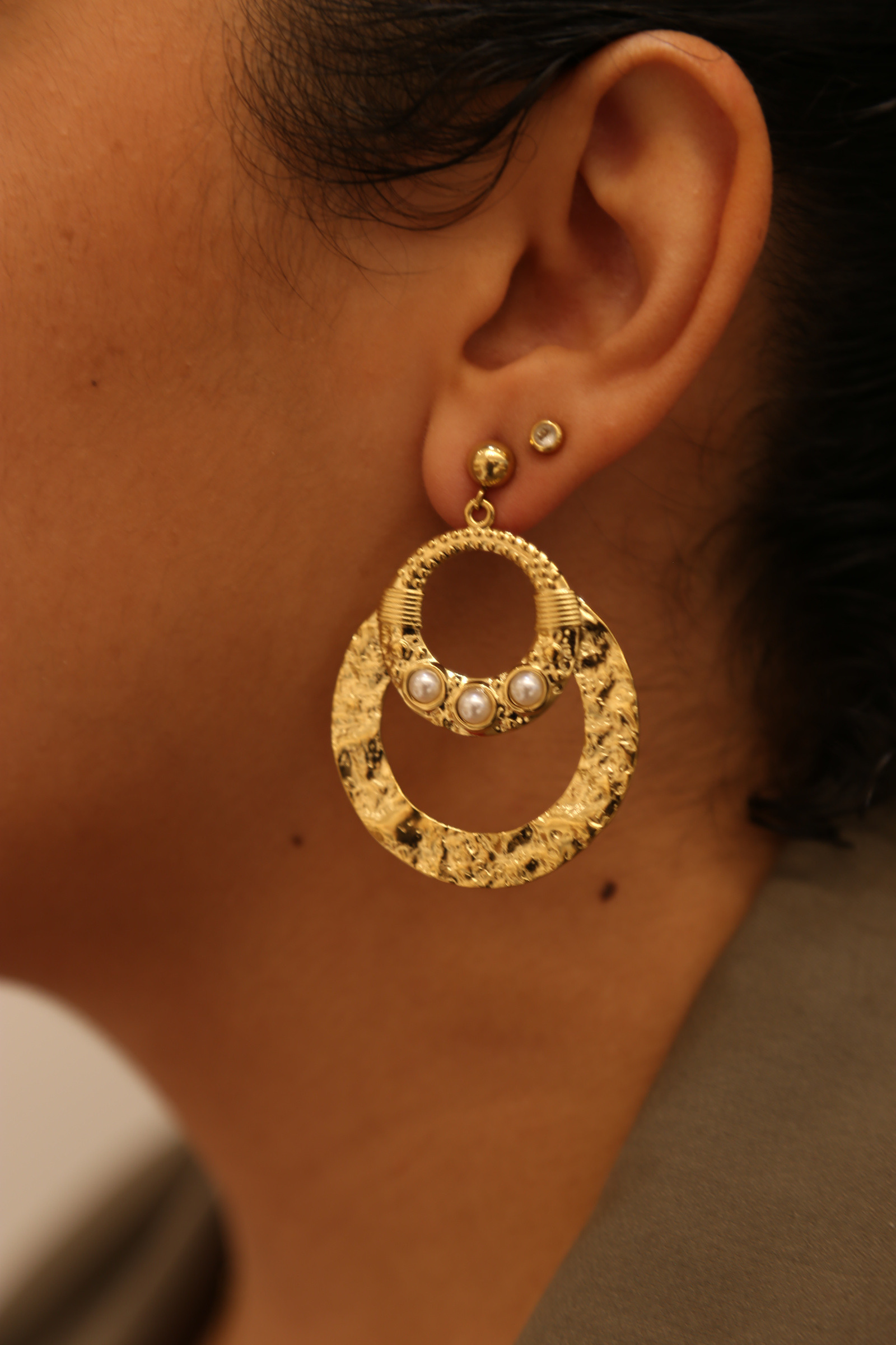 Wholesaler MAISON OKAMI - Hammered circle earring and delicate pearls