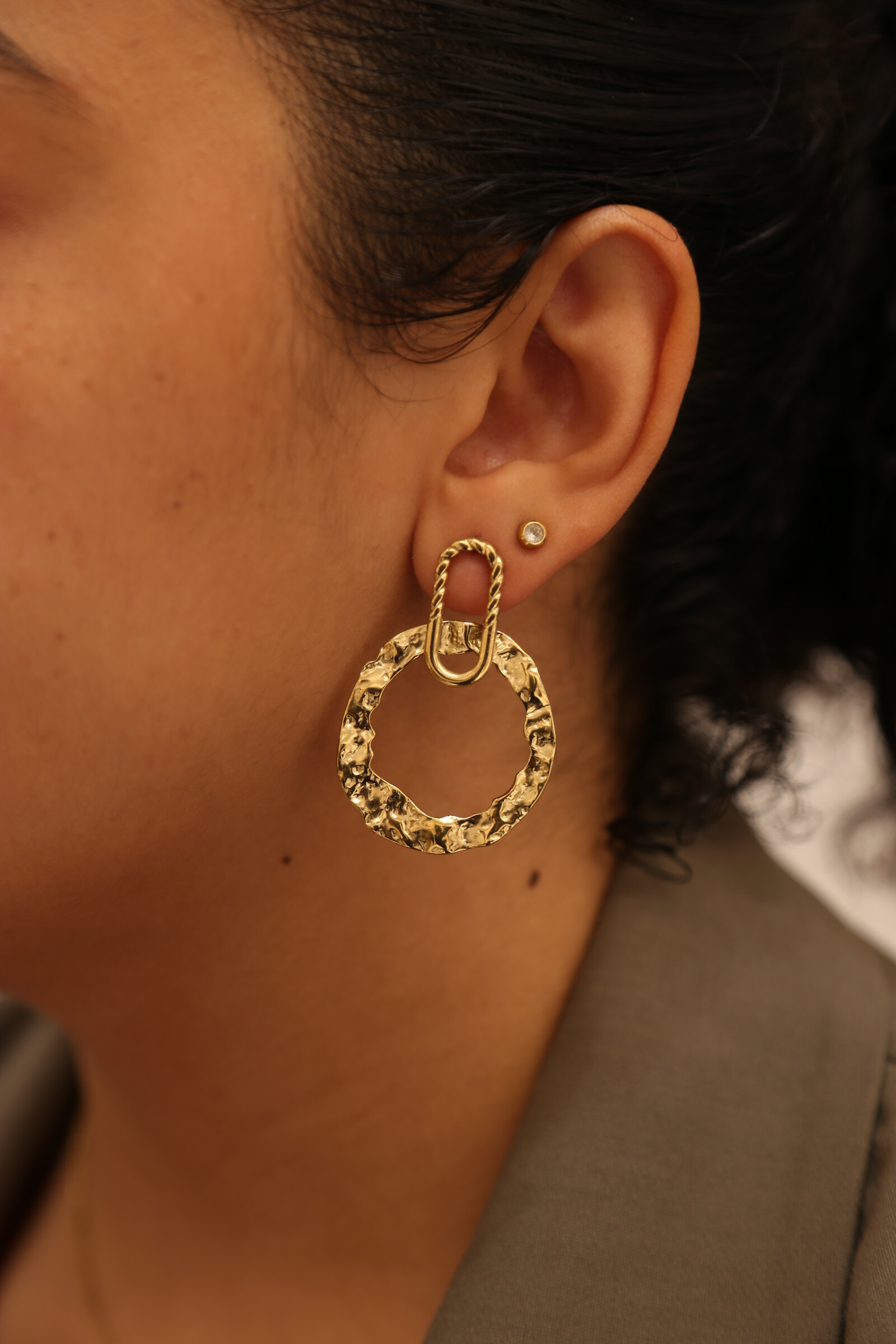 Grossiste MAISON OKAMI - Boucle d’oreille anneau texturé et maillon torsadé