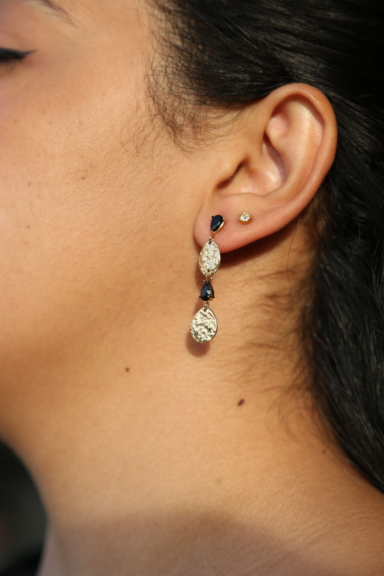 Grossiste MAISON OKAMI - Boucle d’oreille gouttes ajourées et pierres facettées