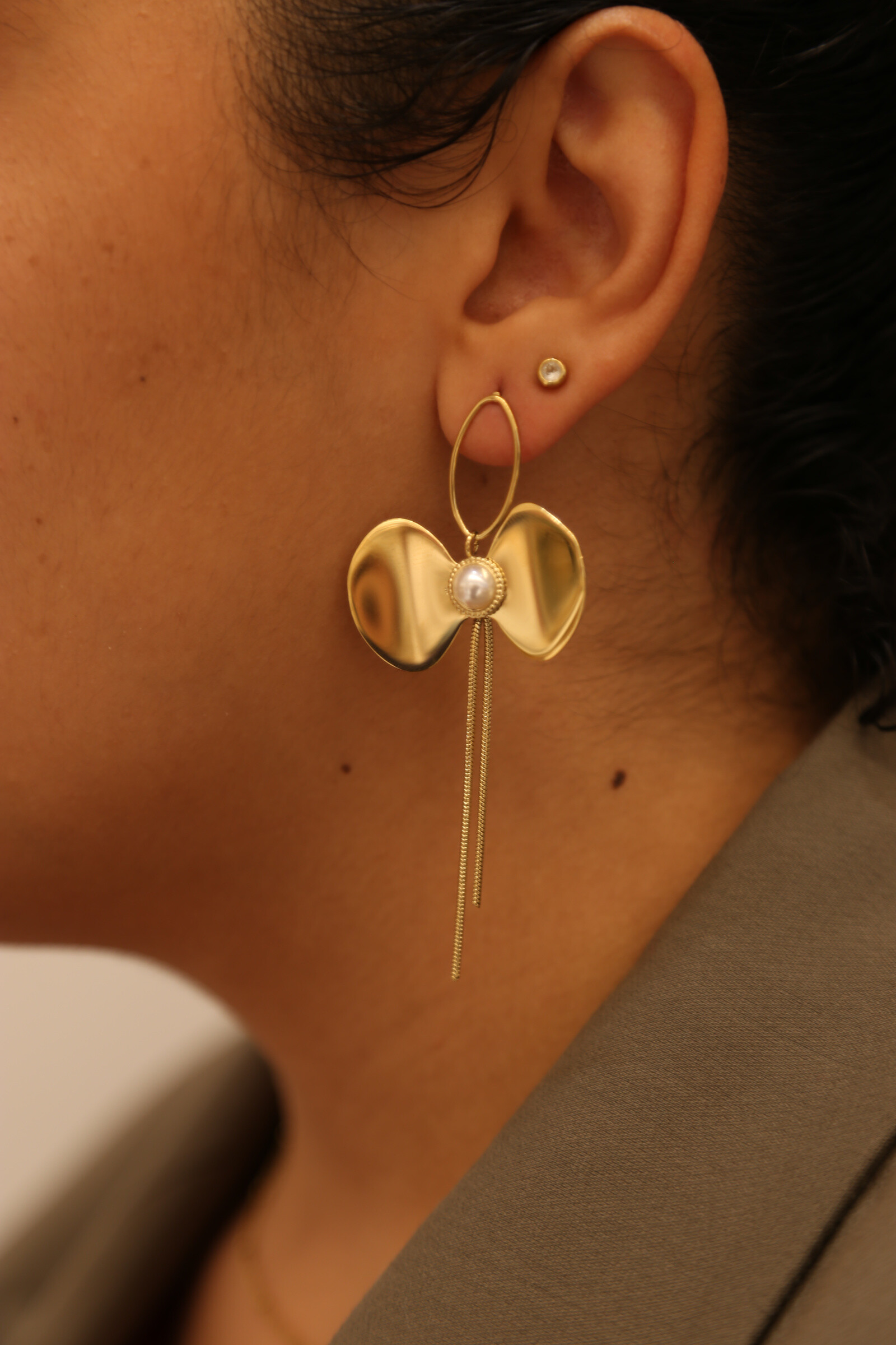 Grossiste MAISON OKAMI - Boucle d'oreille fleur stylisée avec chaînettes pendantes