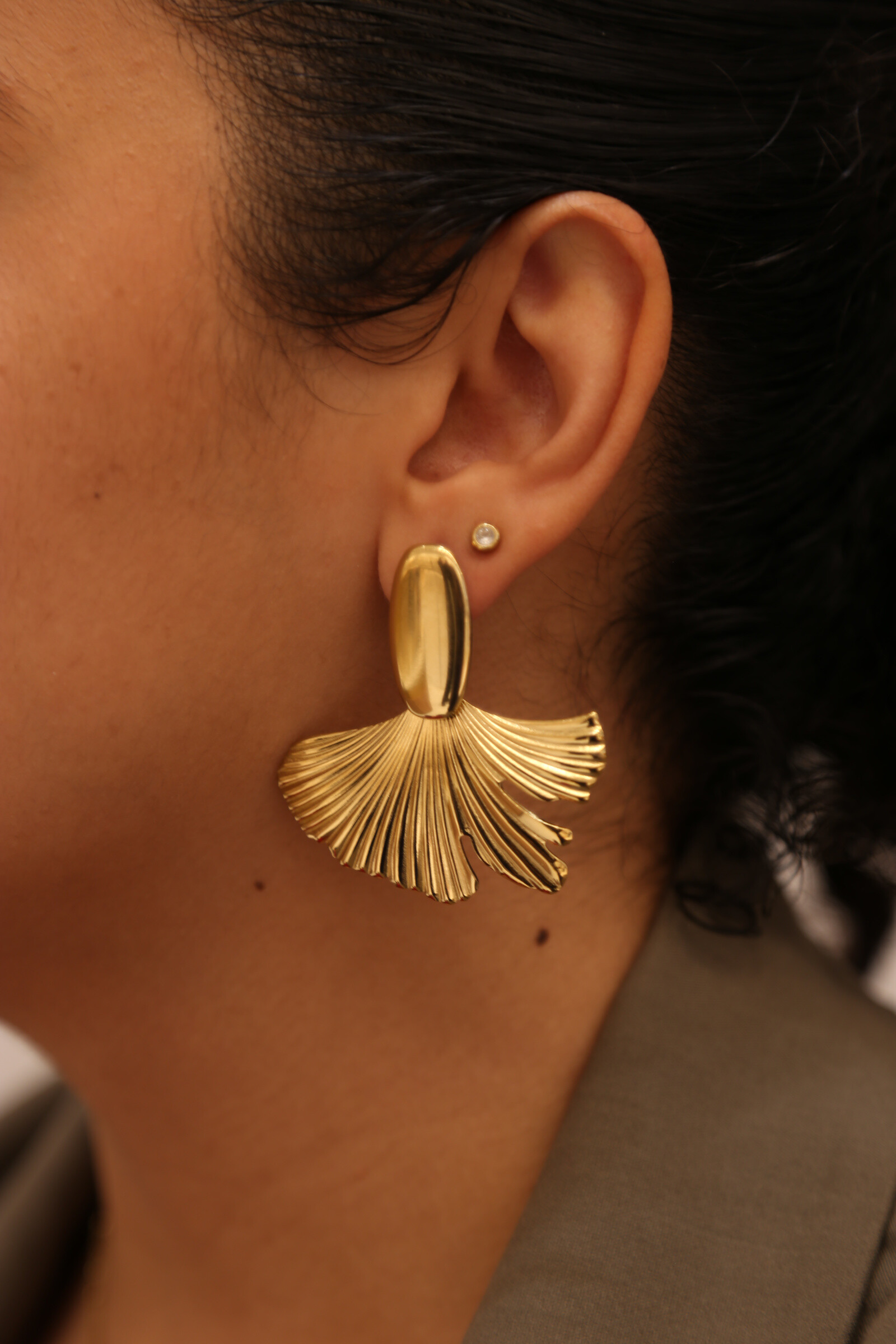 Grossiste MAISON OKAMI - Boucle d'oreille éventail plissé moderne
