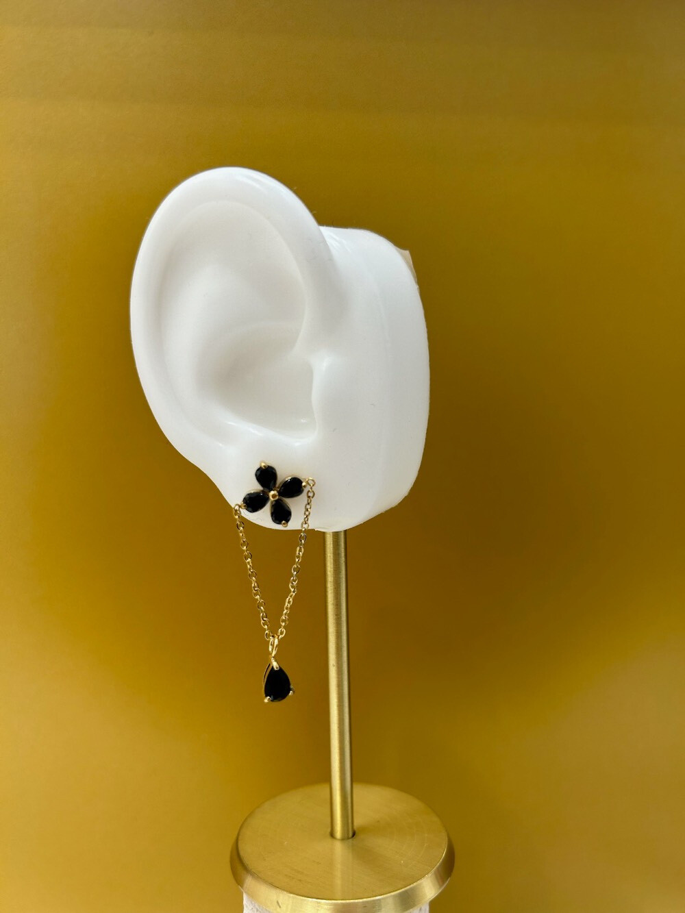 Großhändler MAISON OKAMI - Elegante Ohrringe mit Blume und baumelnder Kette