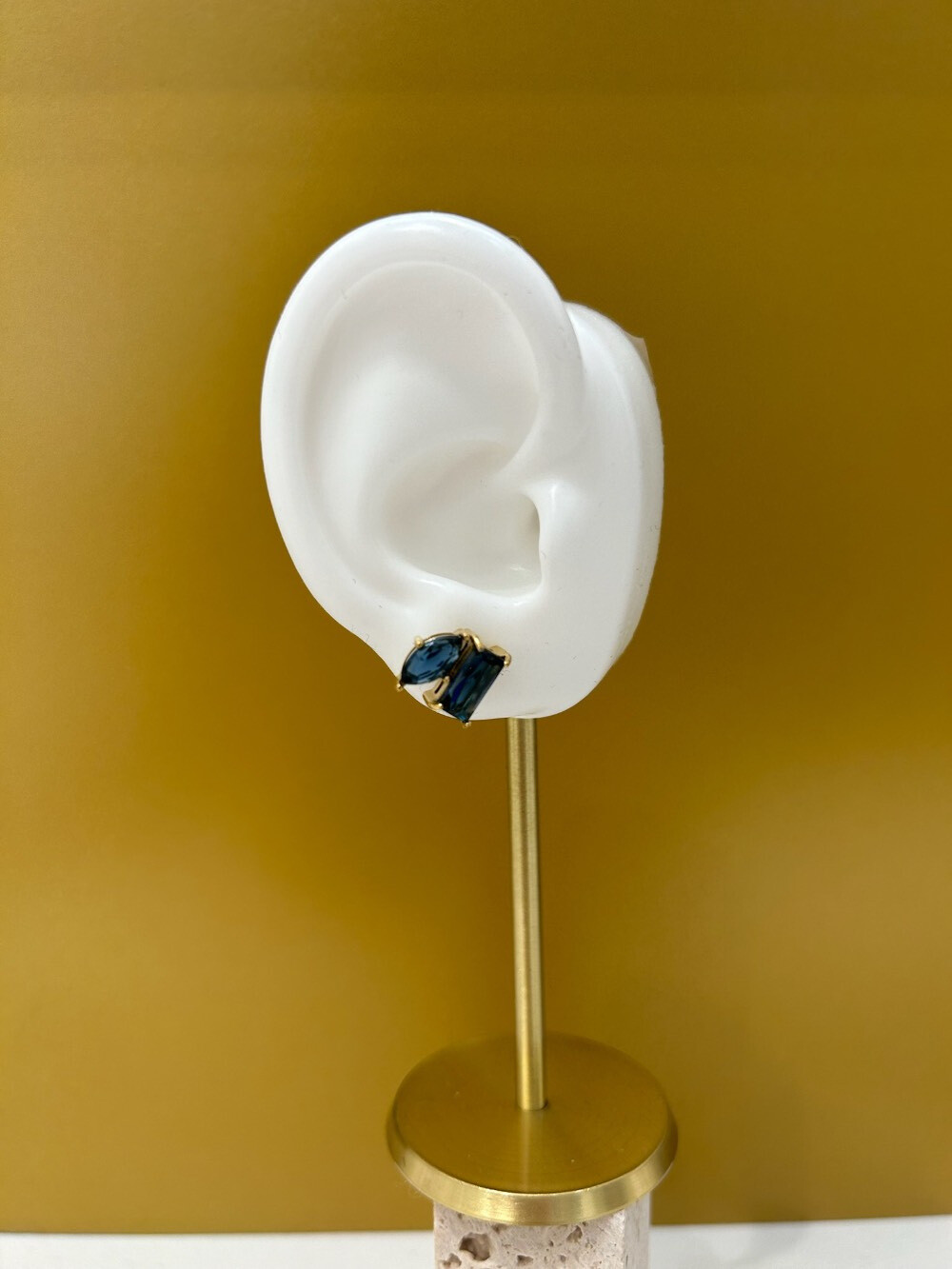 Grossiste MAISON OKAMI - Boucles d’oreilles à pierres géométriques raffinées