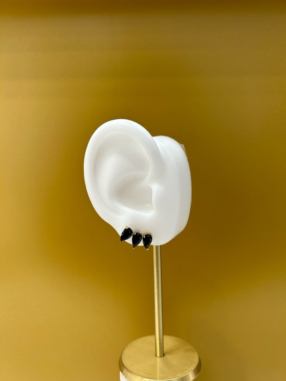 Grossiste MAISON OKAMI - Boucles d’oreilles triples pierres précieuses en forme de goutte