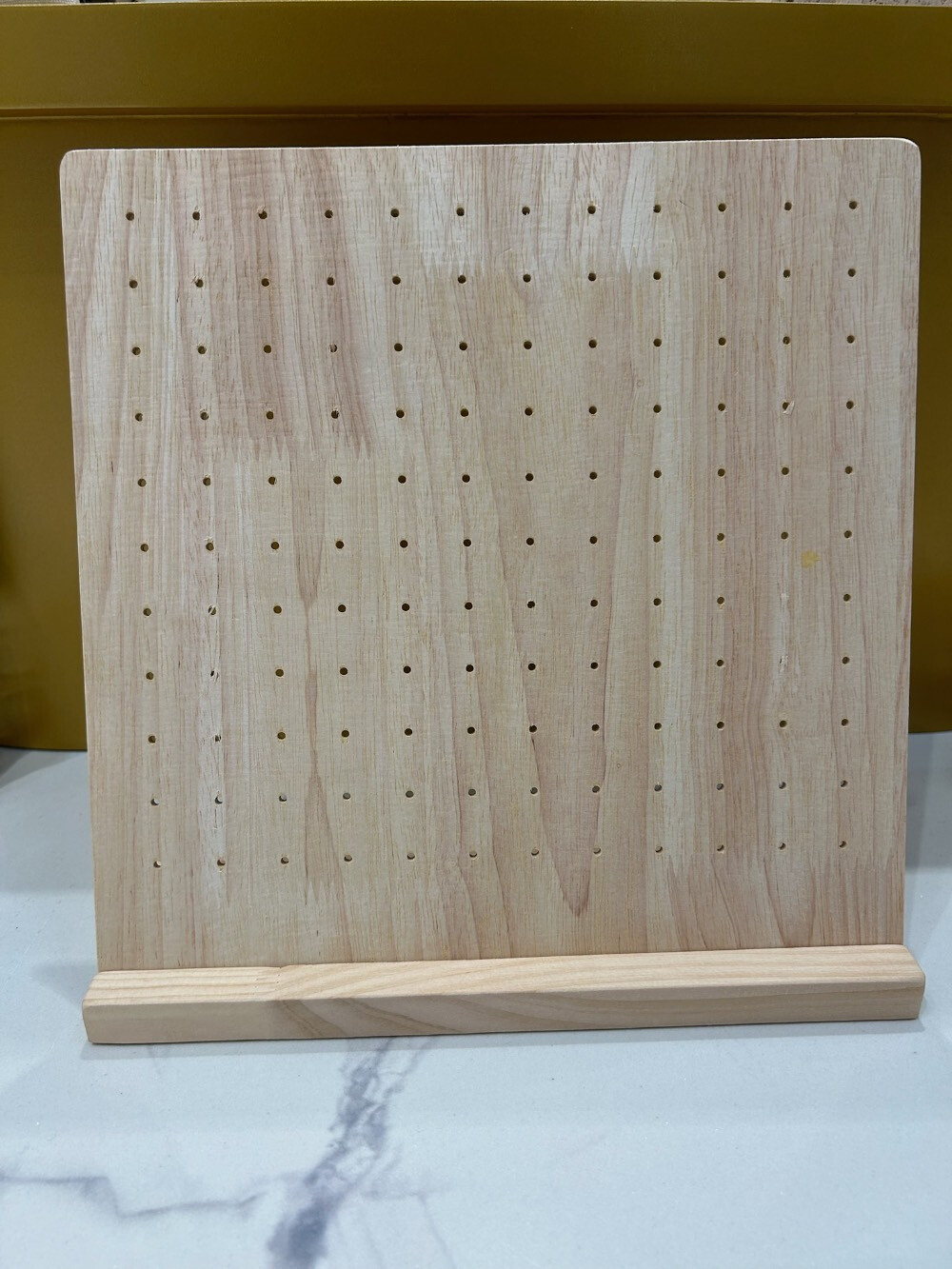 Großhändler MAISON OKAMI - Perforierter Holzständer für Ohrringe
