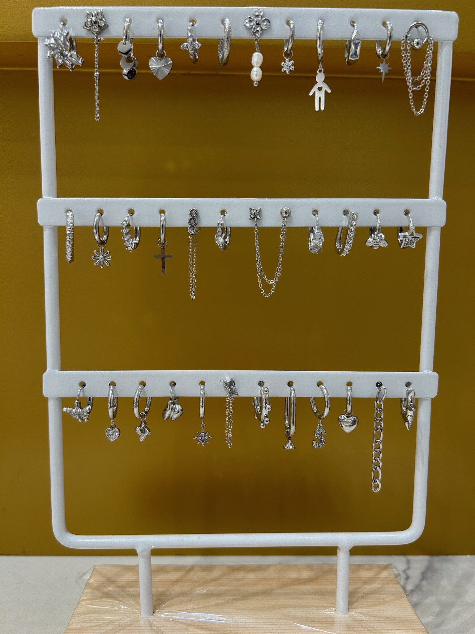 Grossiste MAISON OKAMI - Pack de 35 mono boucles d’oreilles variées en acier.