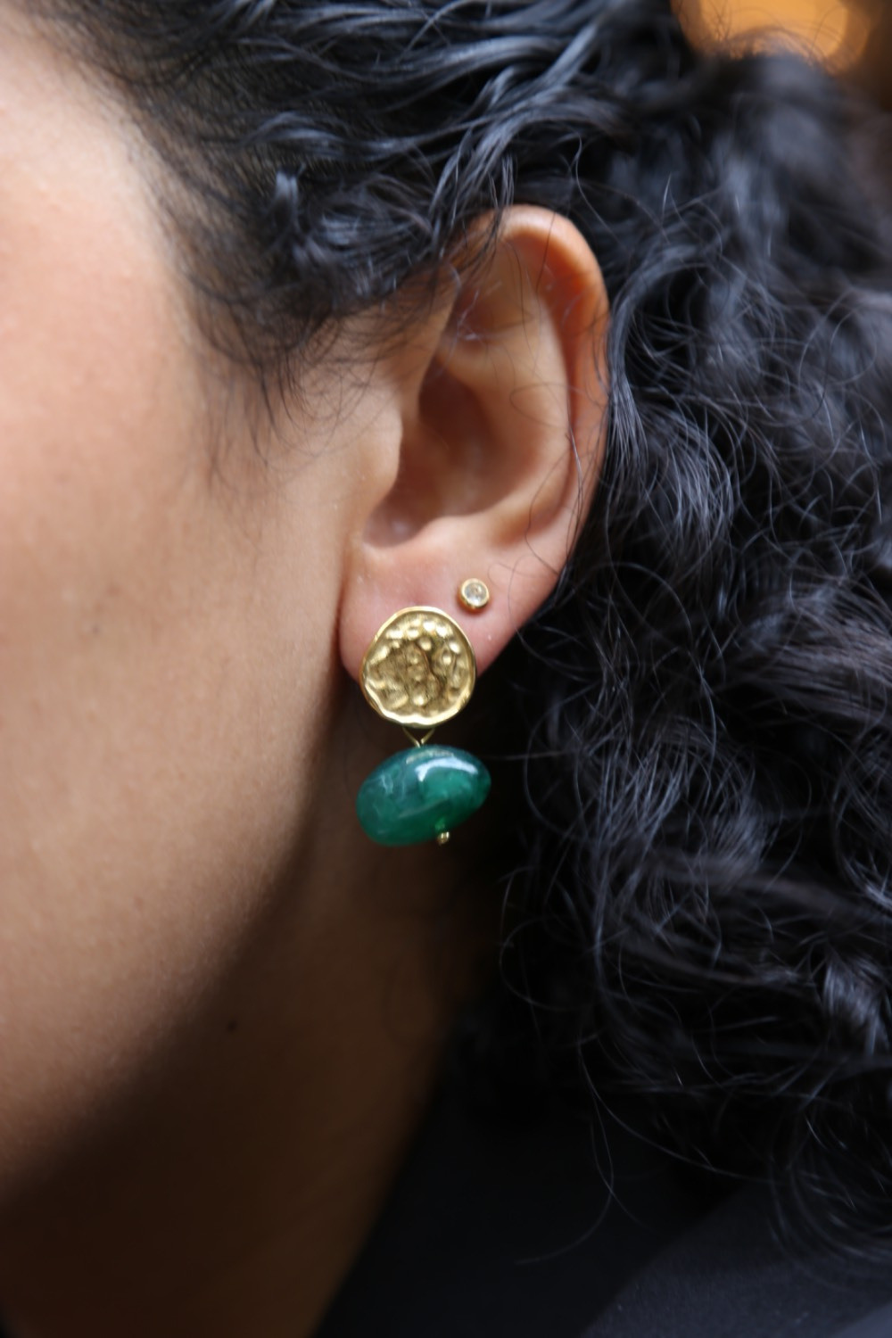 Grossiste MAISON OKAMI - Boucles d’oreilles pendantes avec pierre arrondie et base texturée