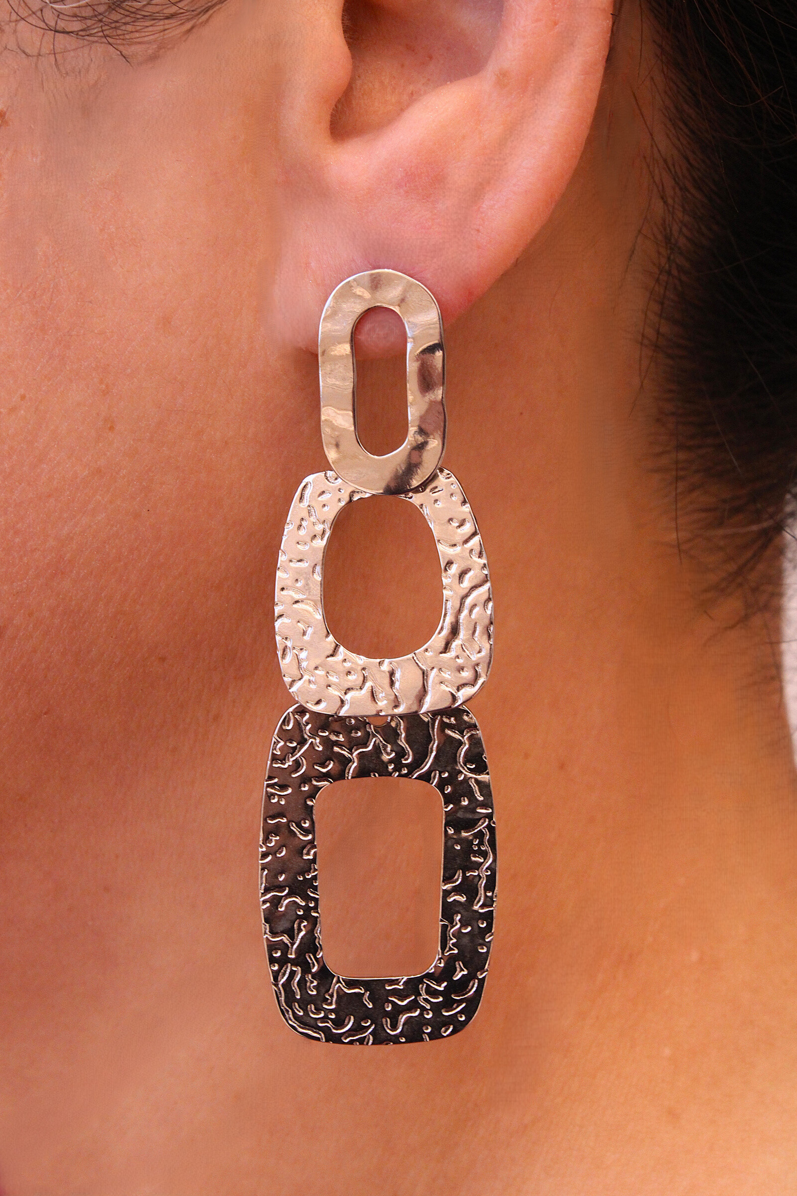 Grossiste MAISON OKAMI - Boucles d’oreilles pendantes à maillons martelés