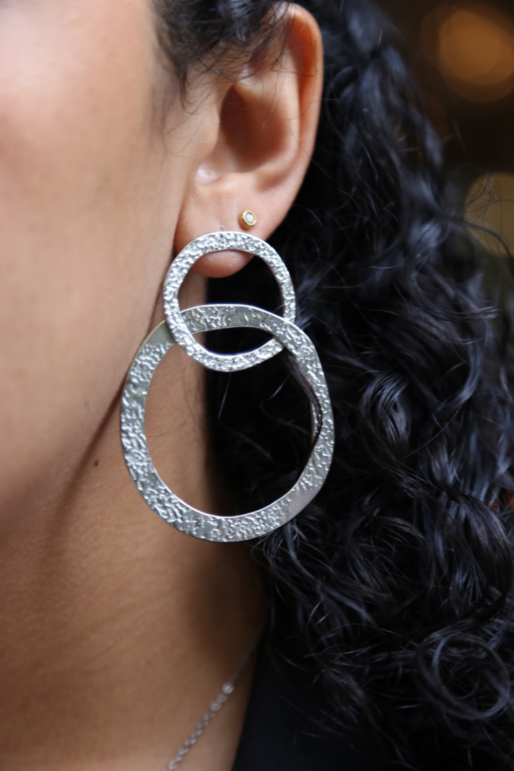 Grossiste MAISON OKAMI - Boucles d’oreilles circulaires martelées en double anneaux