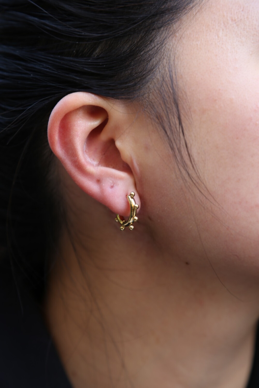 Grossiste MAISON OKAMI - Boucles d’oreilles créoles aux détails sculptés