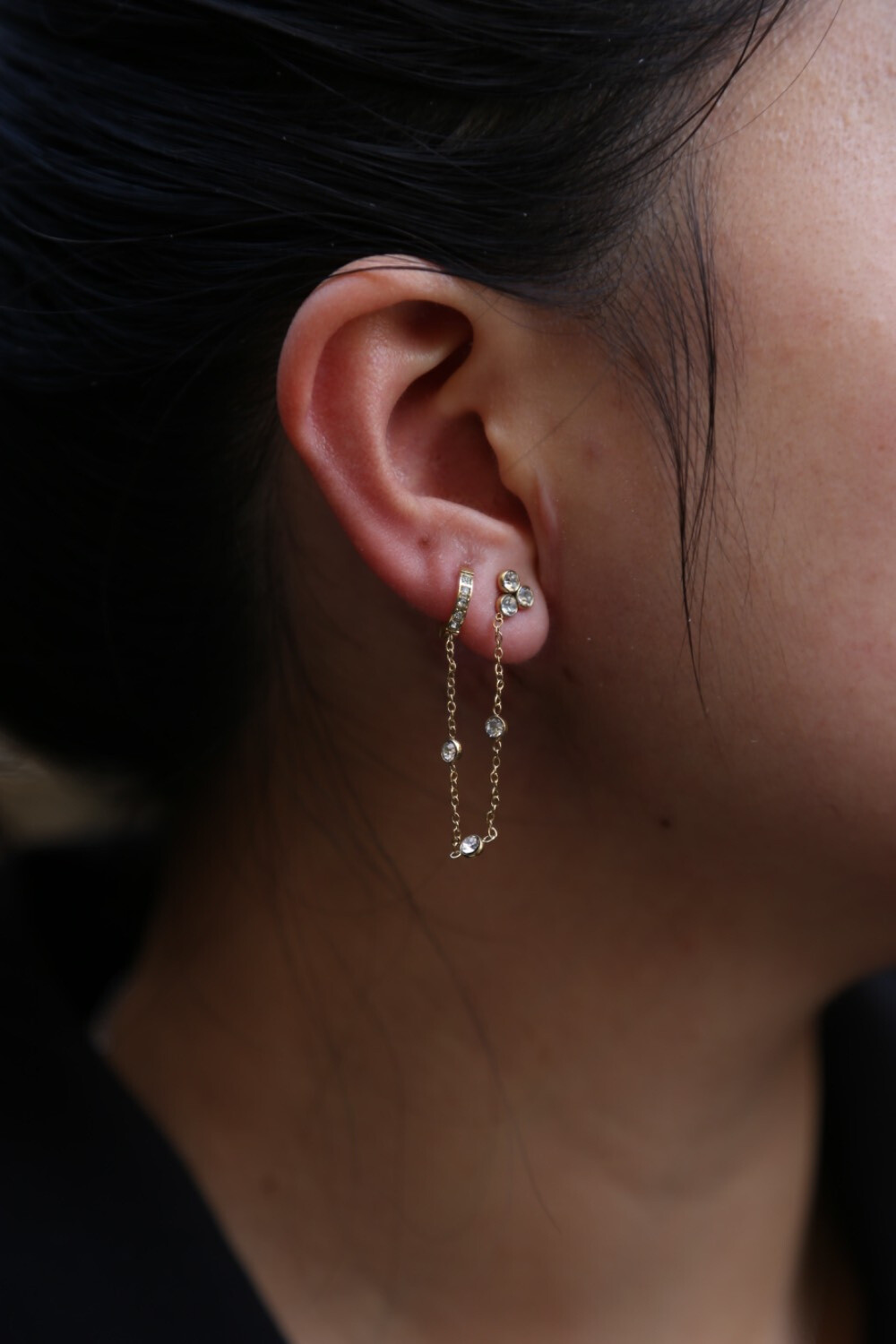 Grossiste MAISON OKAMI - Boucles d’oreilles pendantes avec chaînes et pierres scintillantes