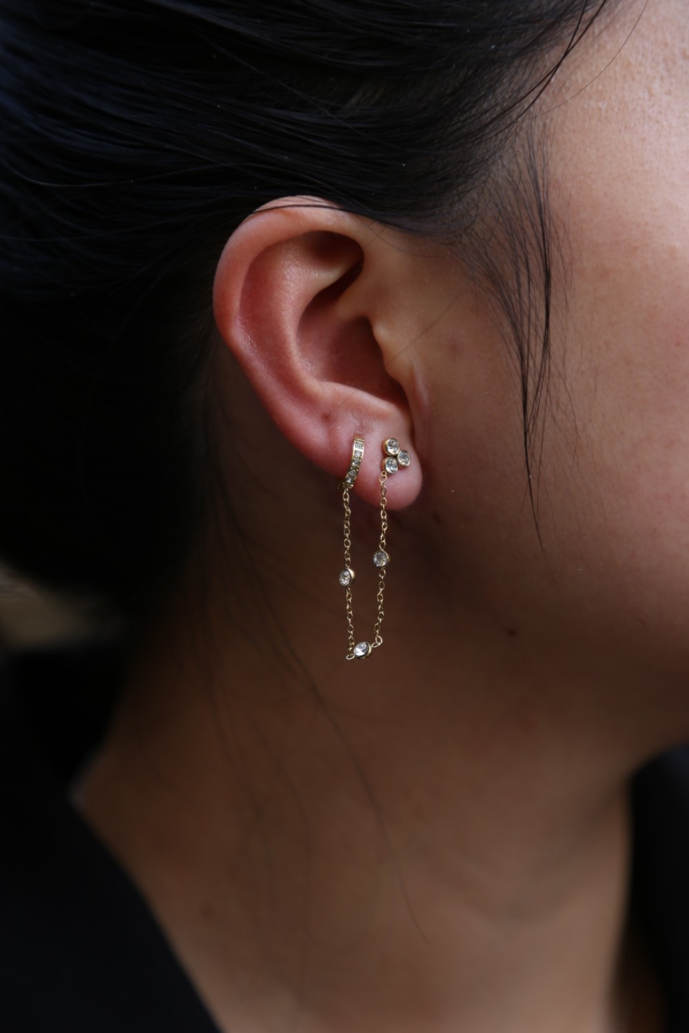 Grossiste MAISON OKAMI - Boucles d’oreilles pendantes avec chaînes et pierres scintillantes