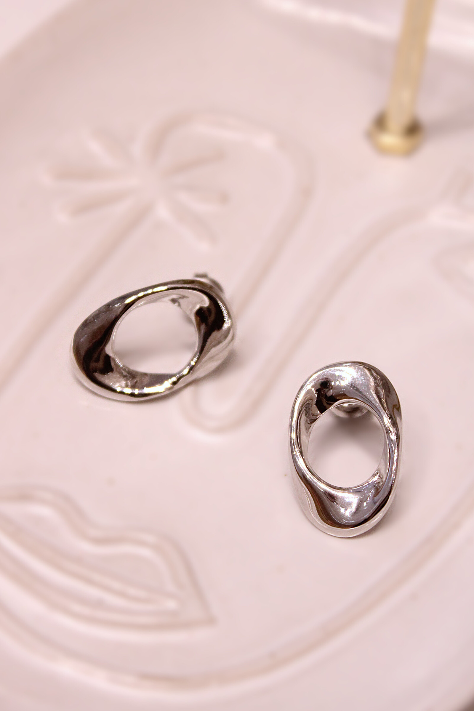 Wholesaler MAISON OKAMI - Minimalist oval shaped earrings