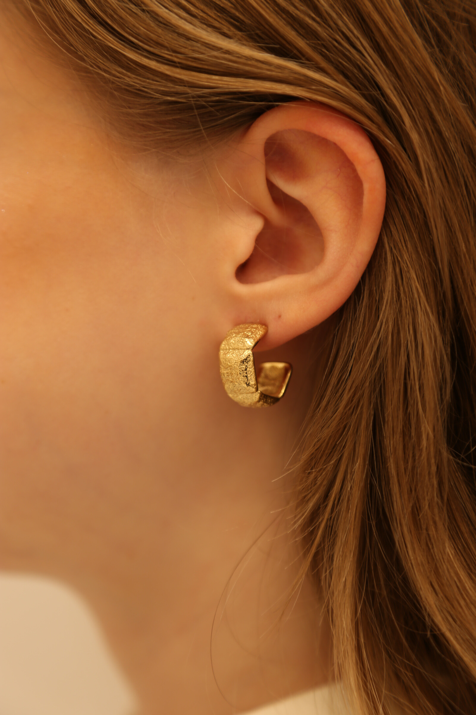 Grossiste MAISON OKAMI - Boucles d’oreilles brossées avec détail géométrique