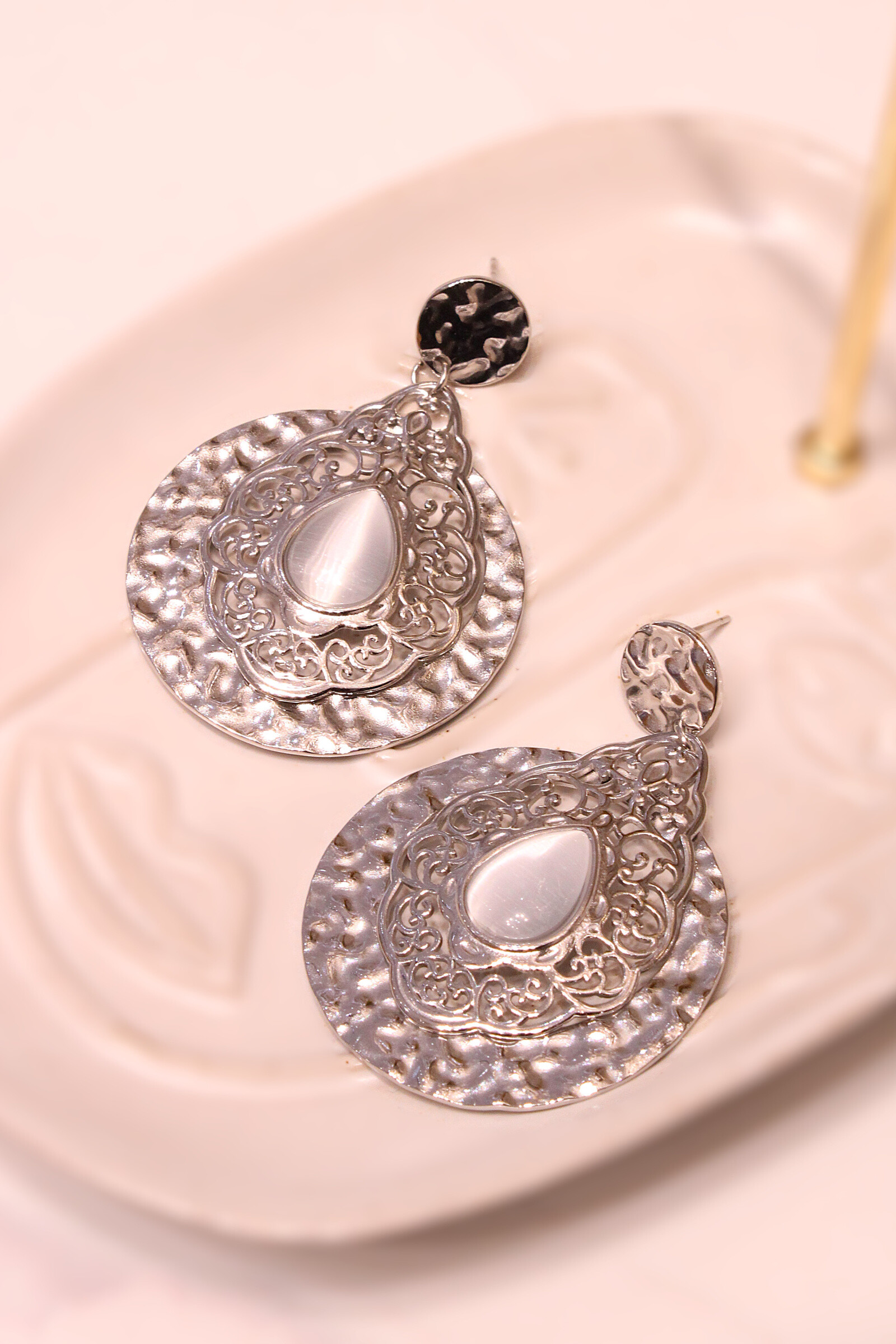 Grossiste MAISON OKAMI - Boucles d’oreilles pendantes à pierre centrale et motif ajouré