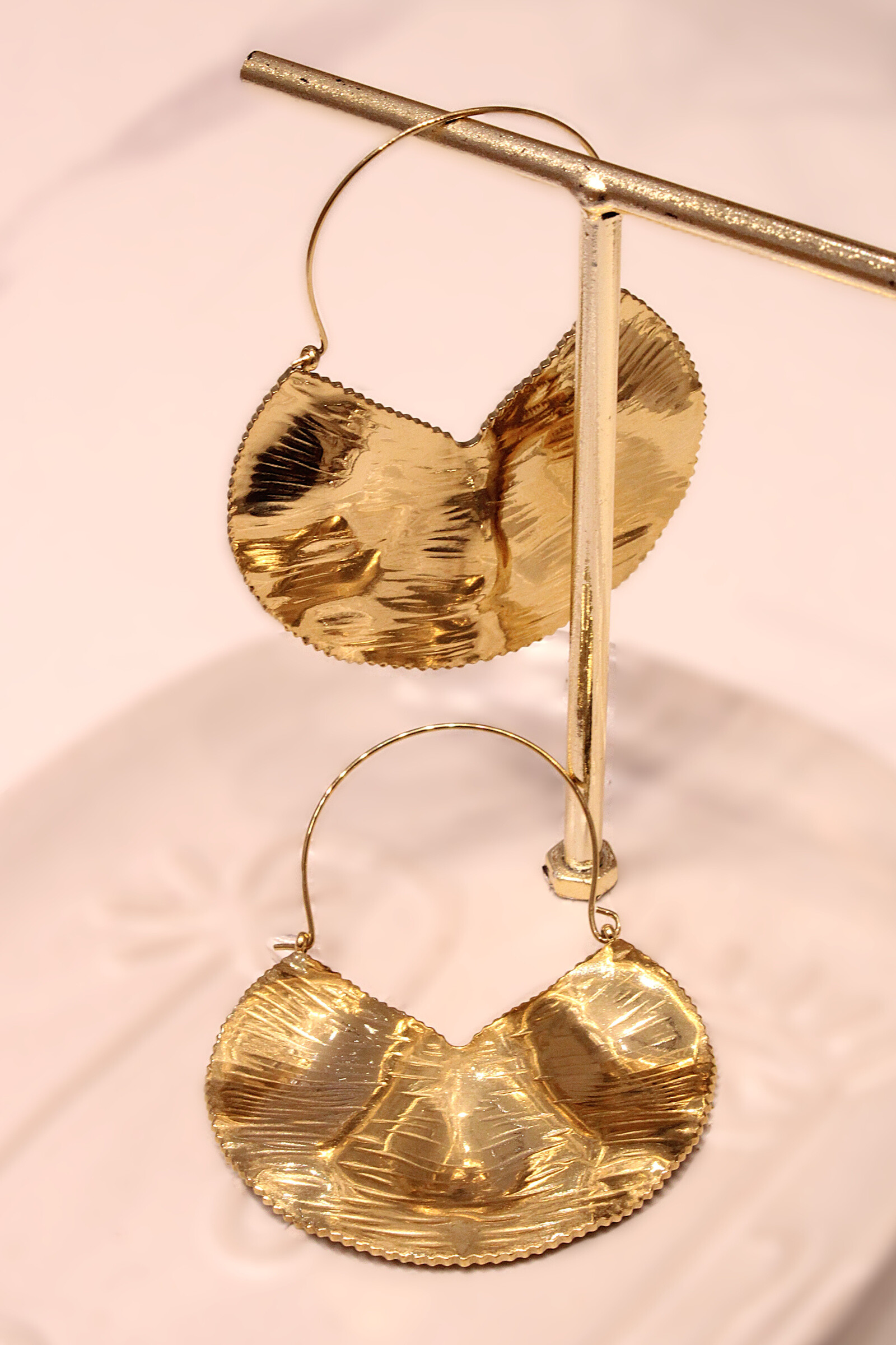 Grossiste MAISON OKAMI - Boucles d’oreilles demi-lune martelée