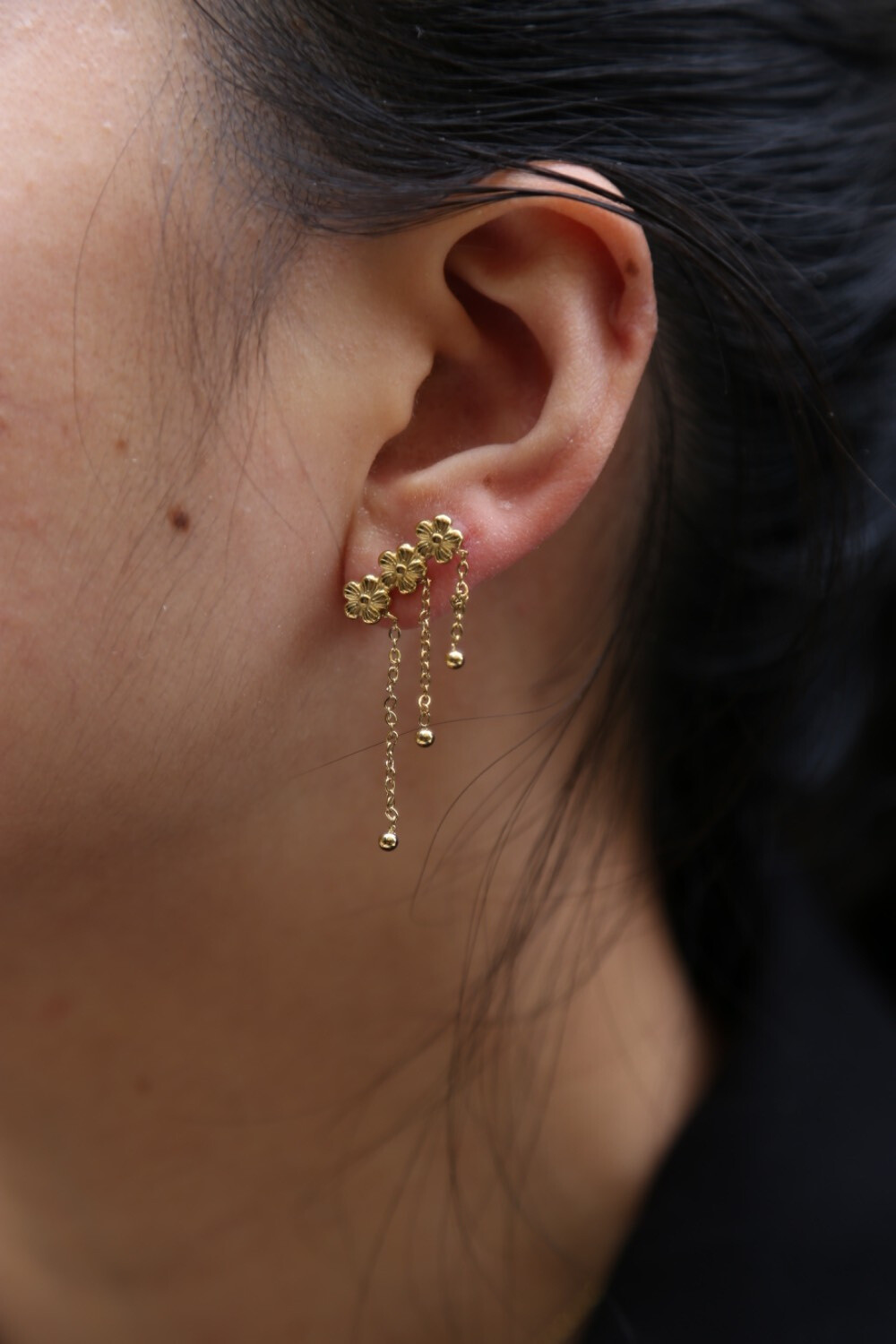 Grossiste MAISON OKAMI - Boucles d’oreilles florales avec chaînes délicates