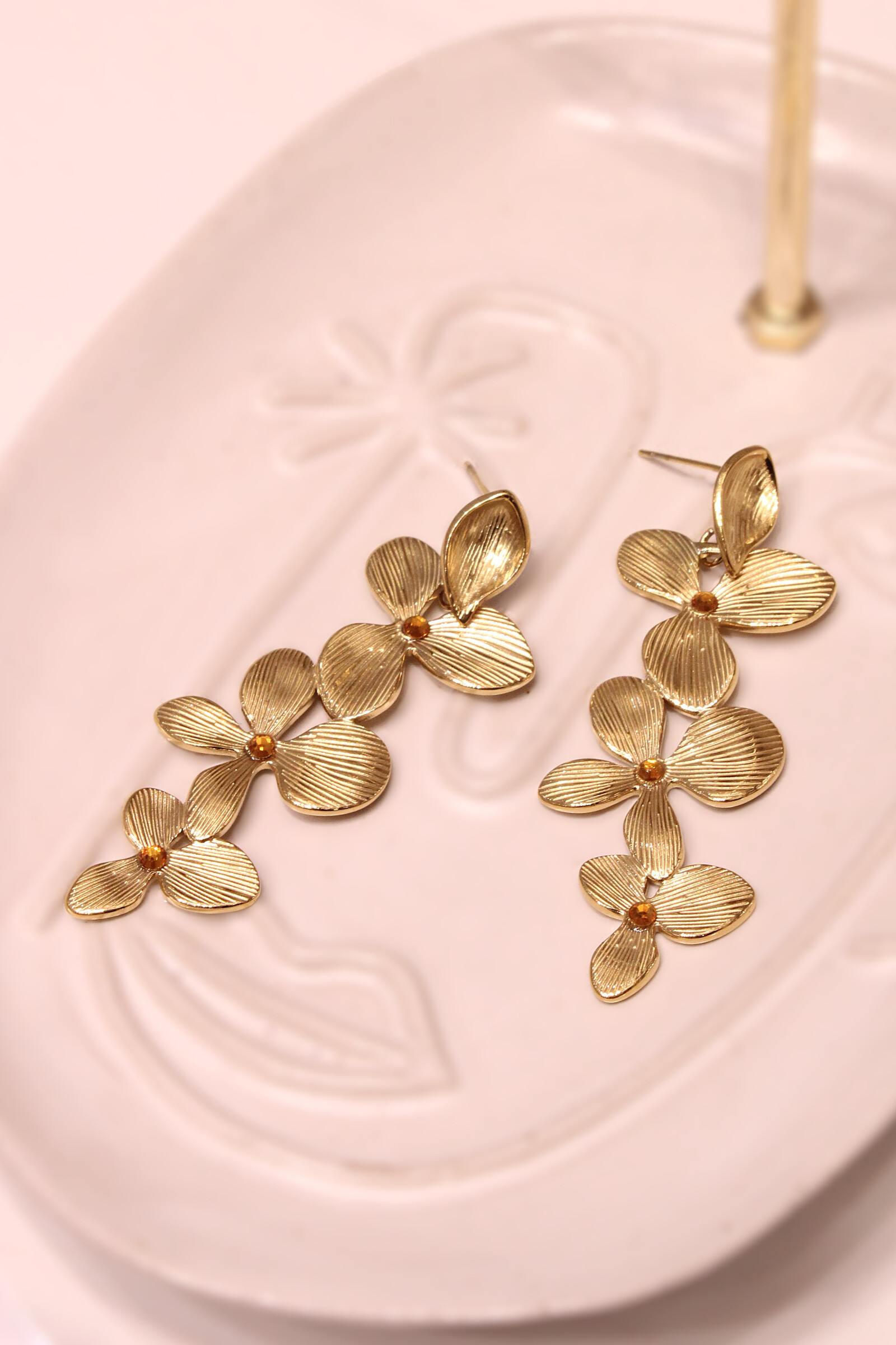 Wholesaler MAISON OKAMI - Engraved foliage dangling earrings