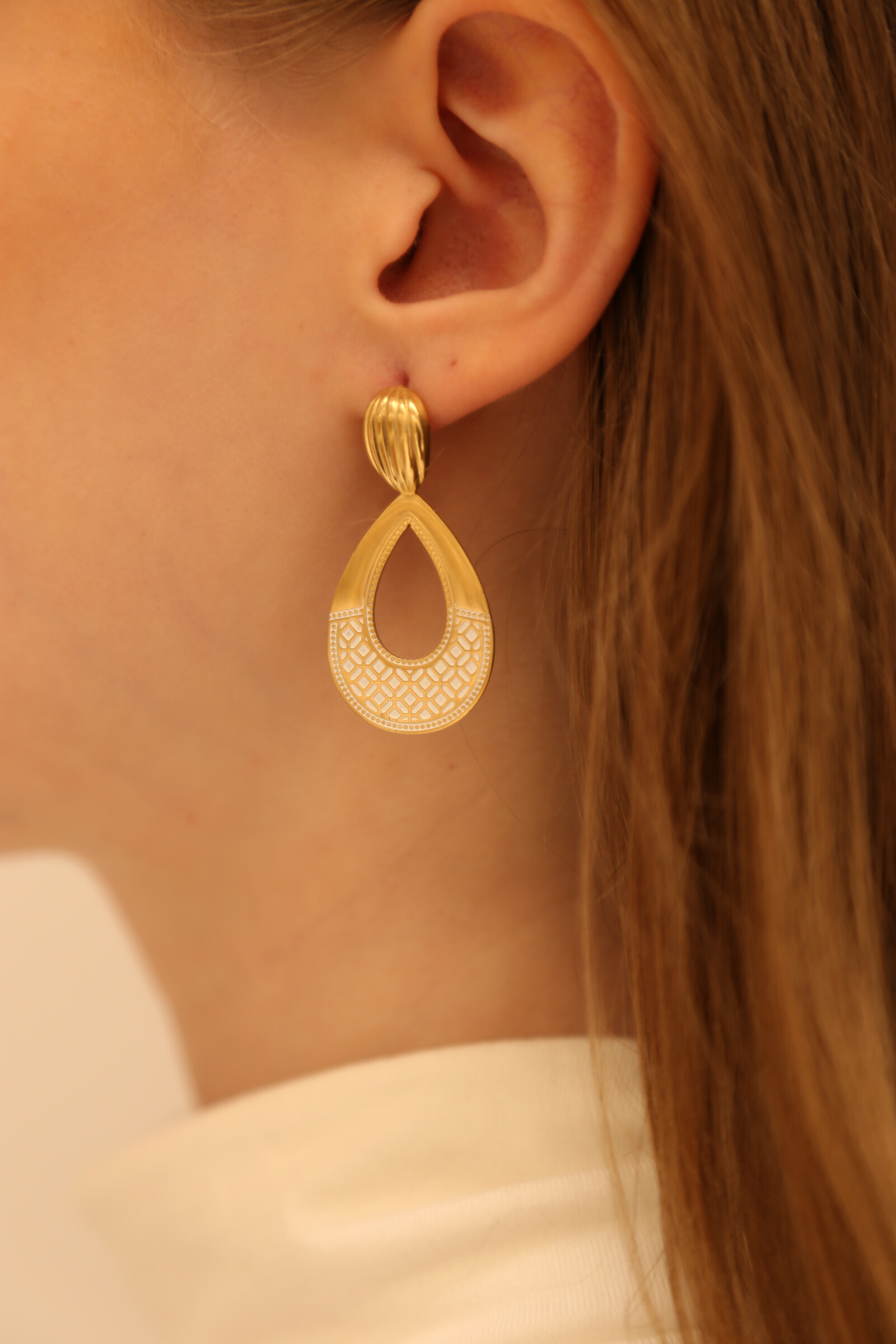 Grossiste MAISON OKAMI - Élégantes boucles d'oreilles avec pierres en zirconium - Maison Okami