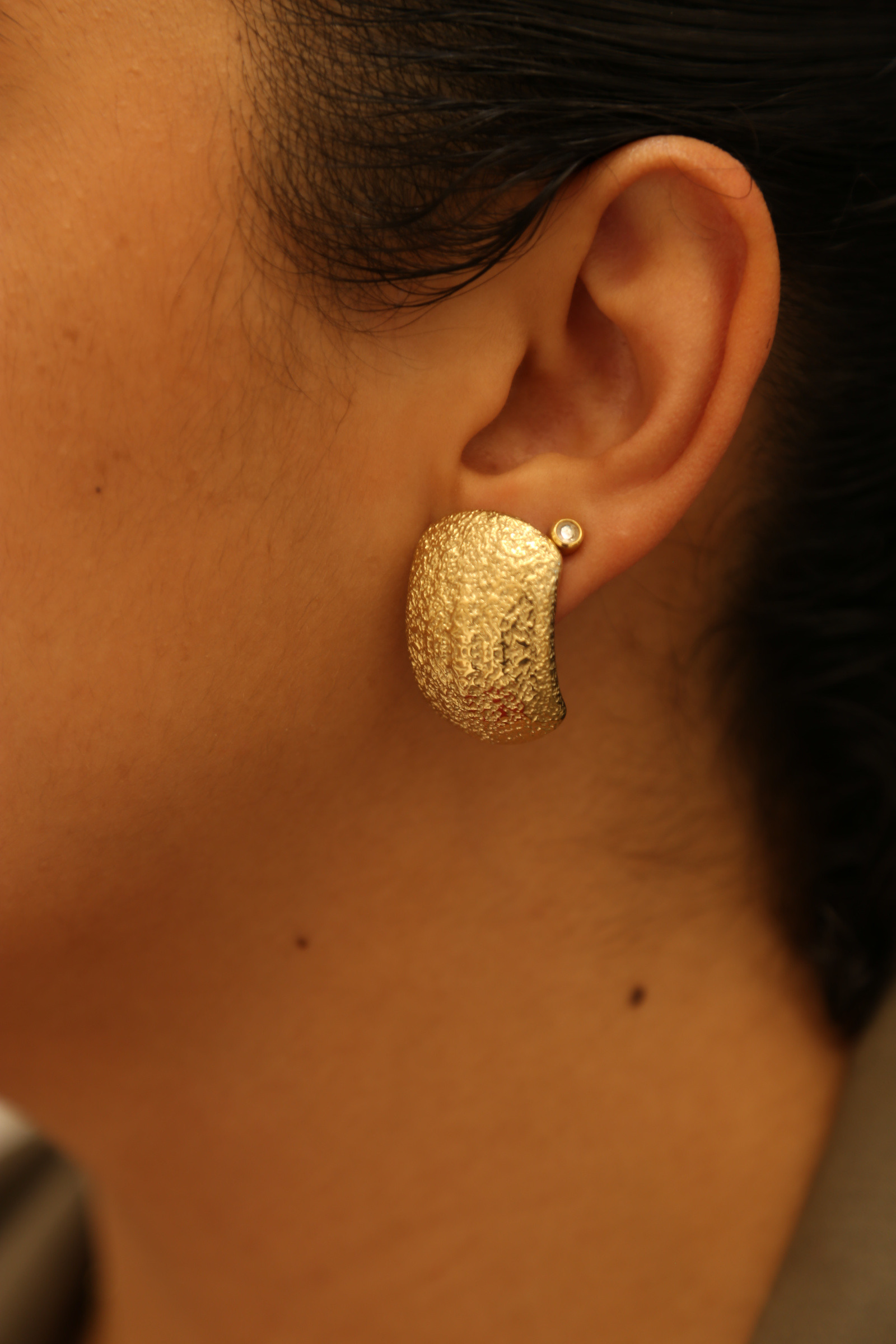 Grossiste MAISON OKAMI - Boucles d'oreilles demi-lune texturées et élégantes