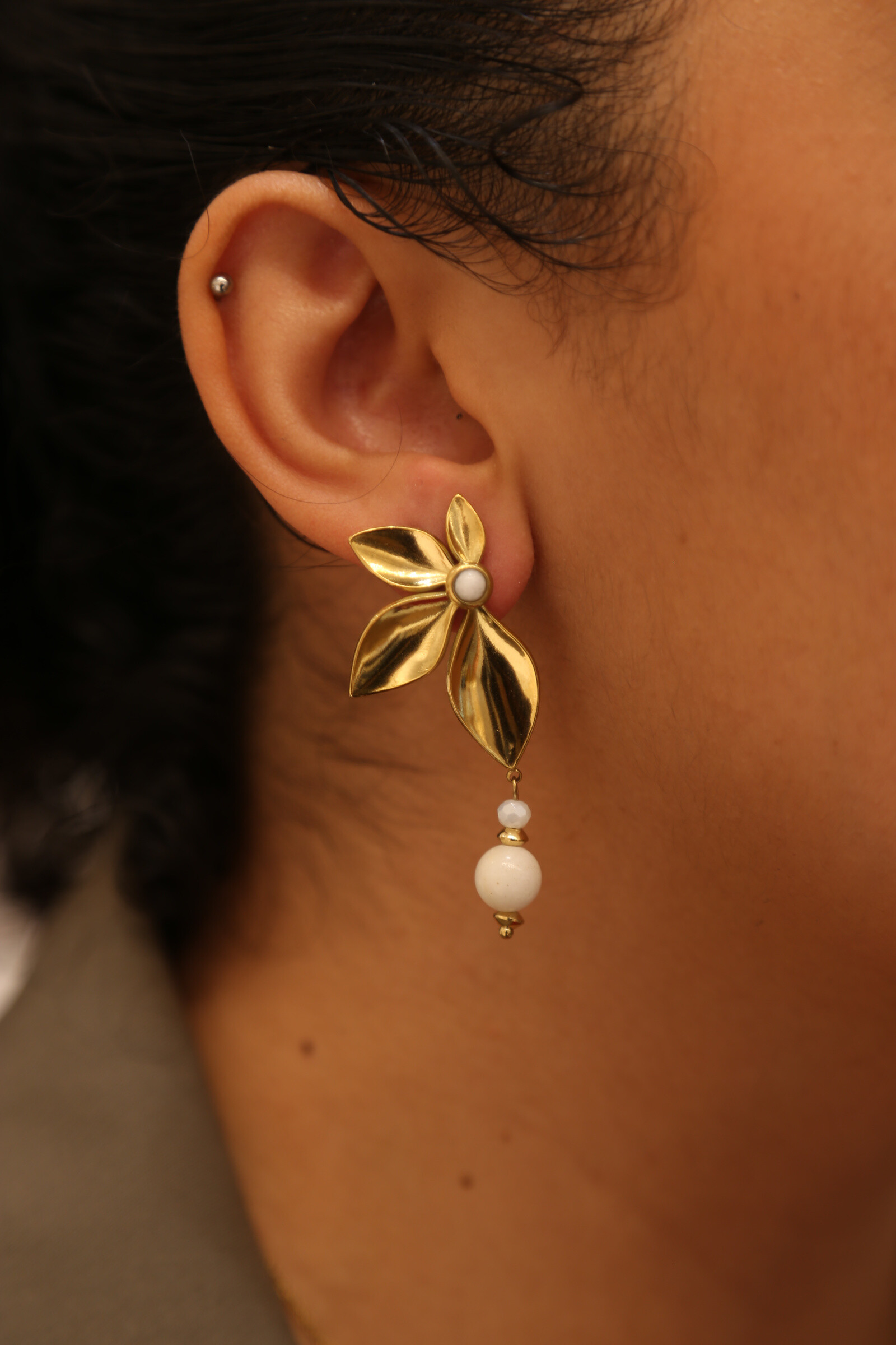 Grossiste MAISON OKAMI - Boucles d'oreilles florales avec pierres