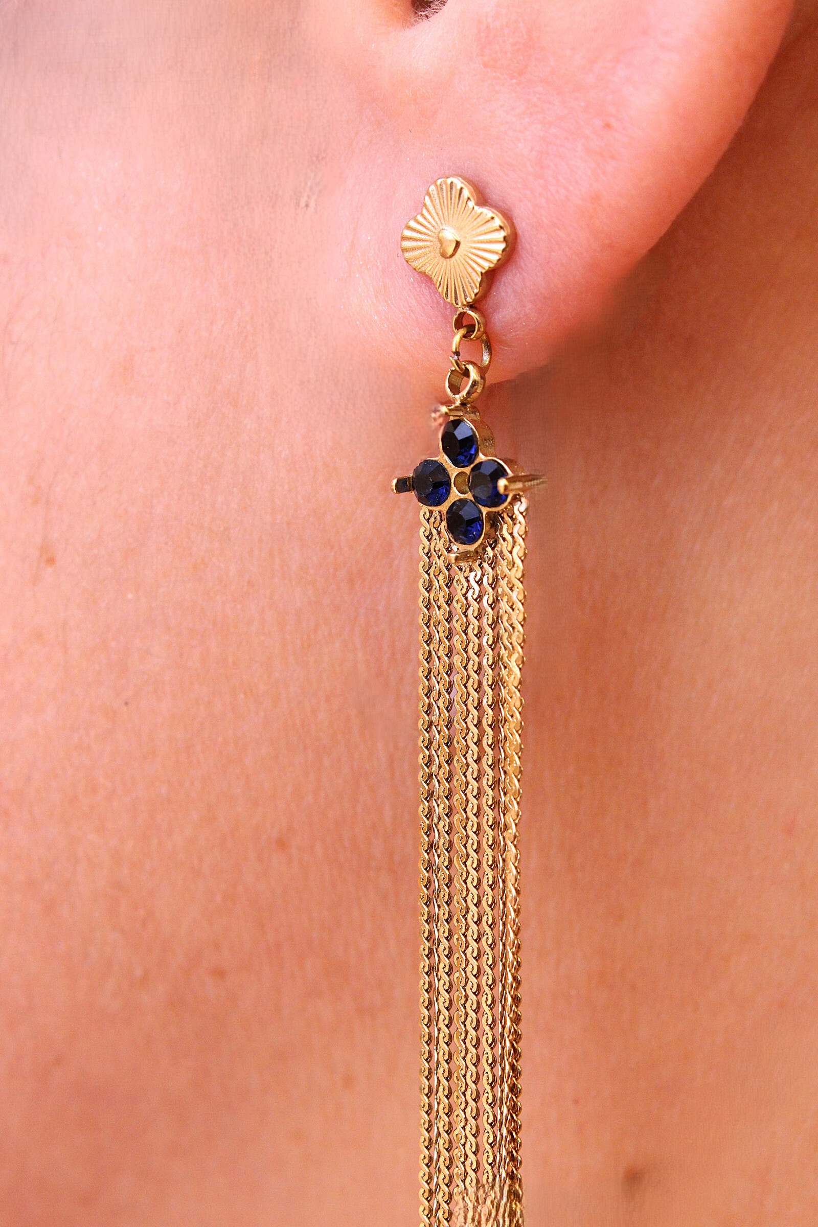 Grossiste MAISON OKAMI - Boucles d'oreilles longues avec chaînes et motif floral
