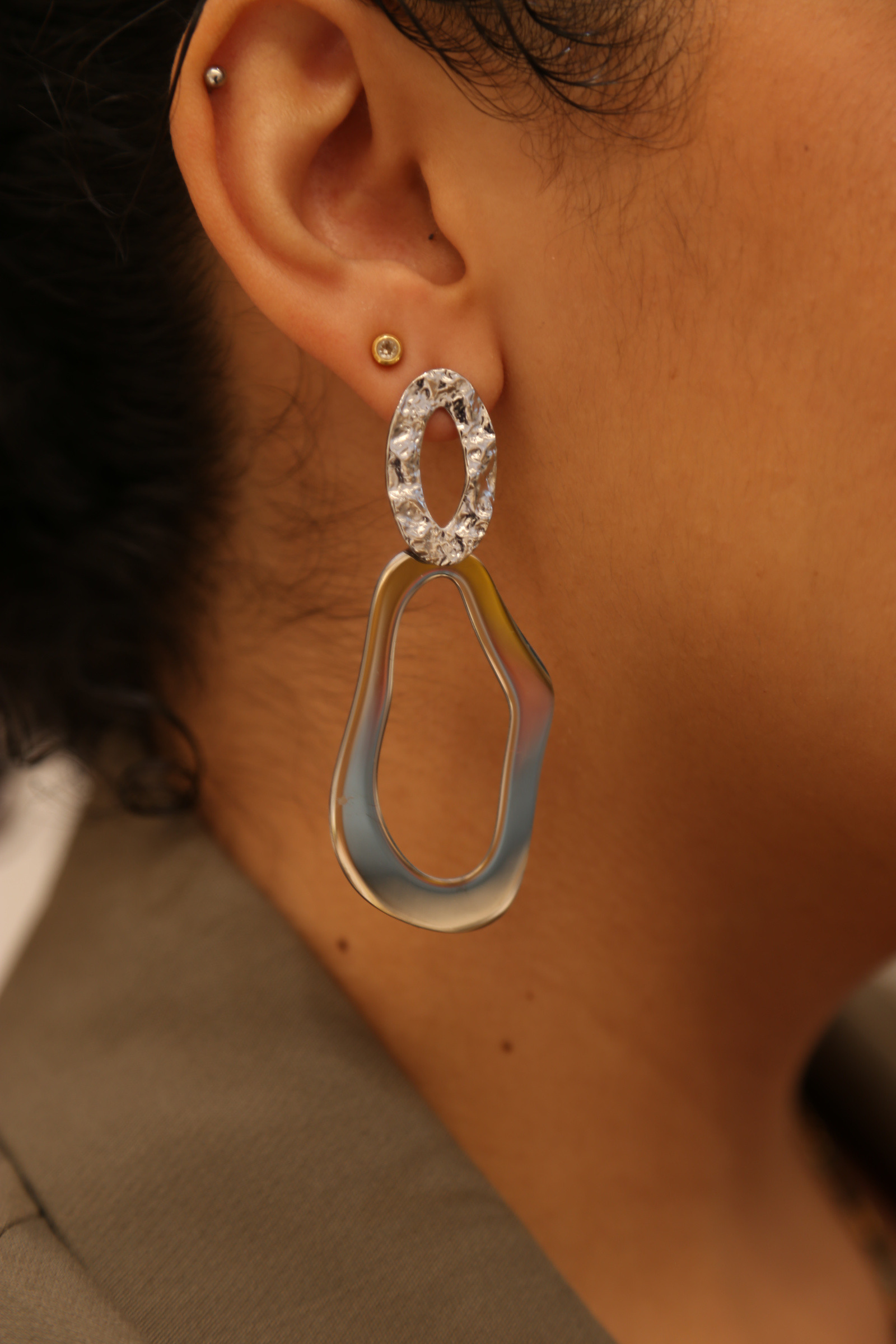 Grossiste MAISON OKAMI - Boucles d'oreilles pendantes en résine et métal martelé