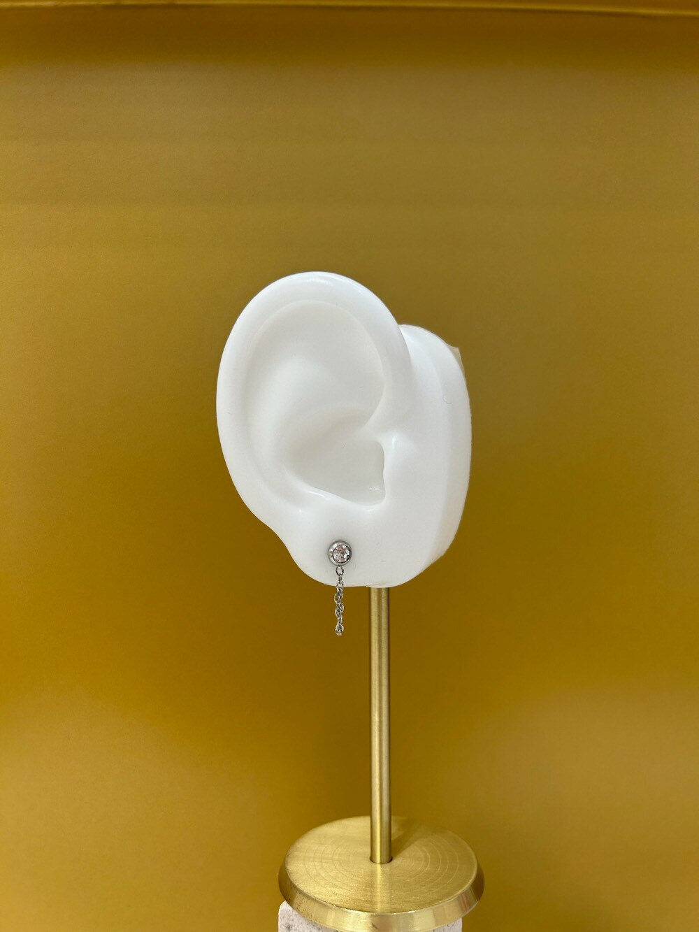 Grossista MAISON OKAMI - Orecchini delicati in zirconio con zircone e catena pendente