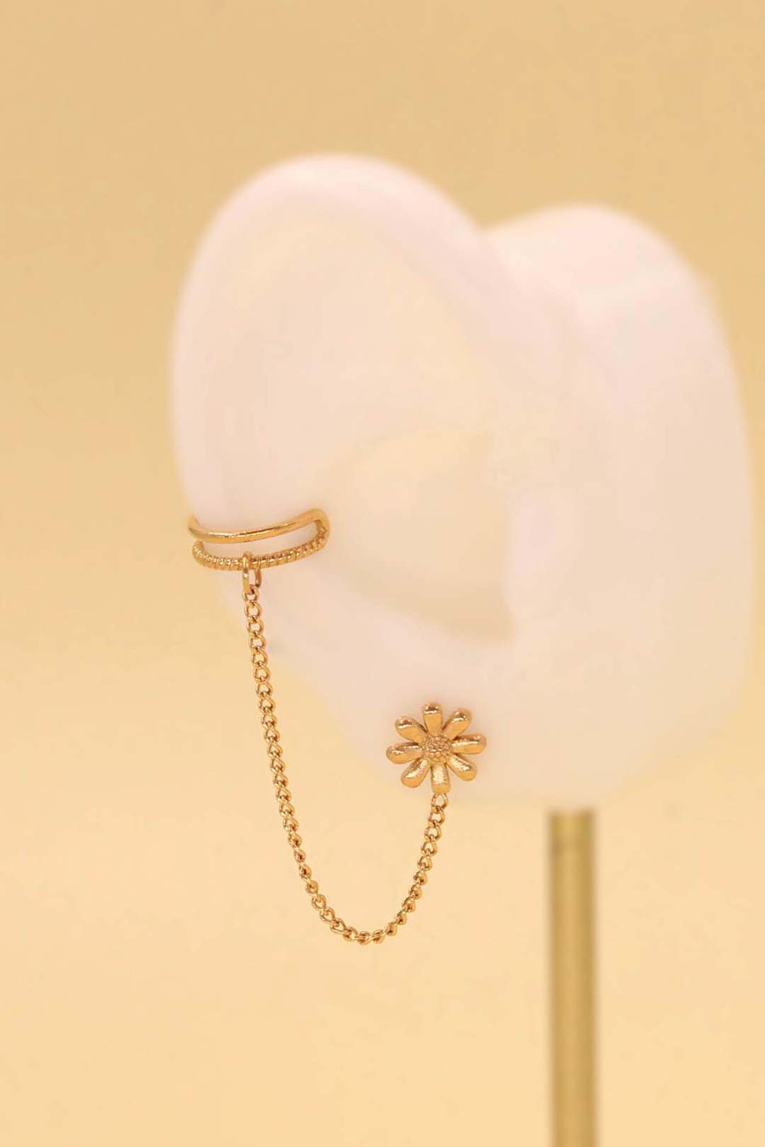 Grossiste MAISON OKAMI - Boucle d'oreille florale en acier inoxydable avec chaîne délicate