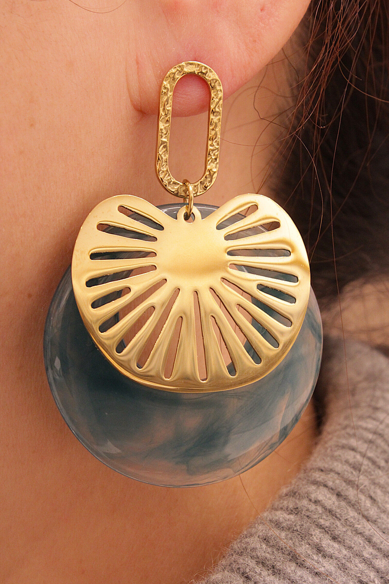 Grossiste MAISON OKAMI - Boucles d’oreilles en résine et acier inoxydable.
