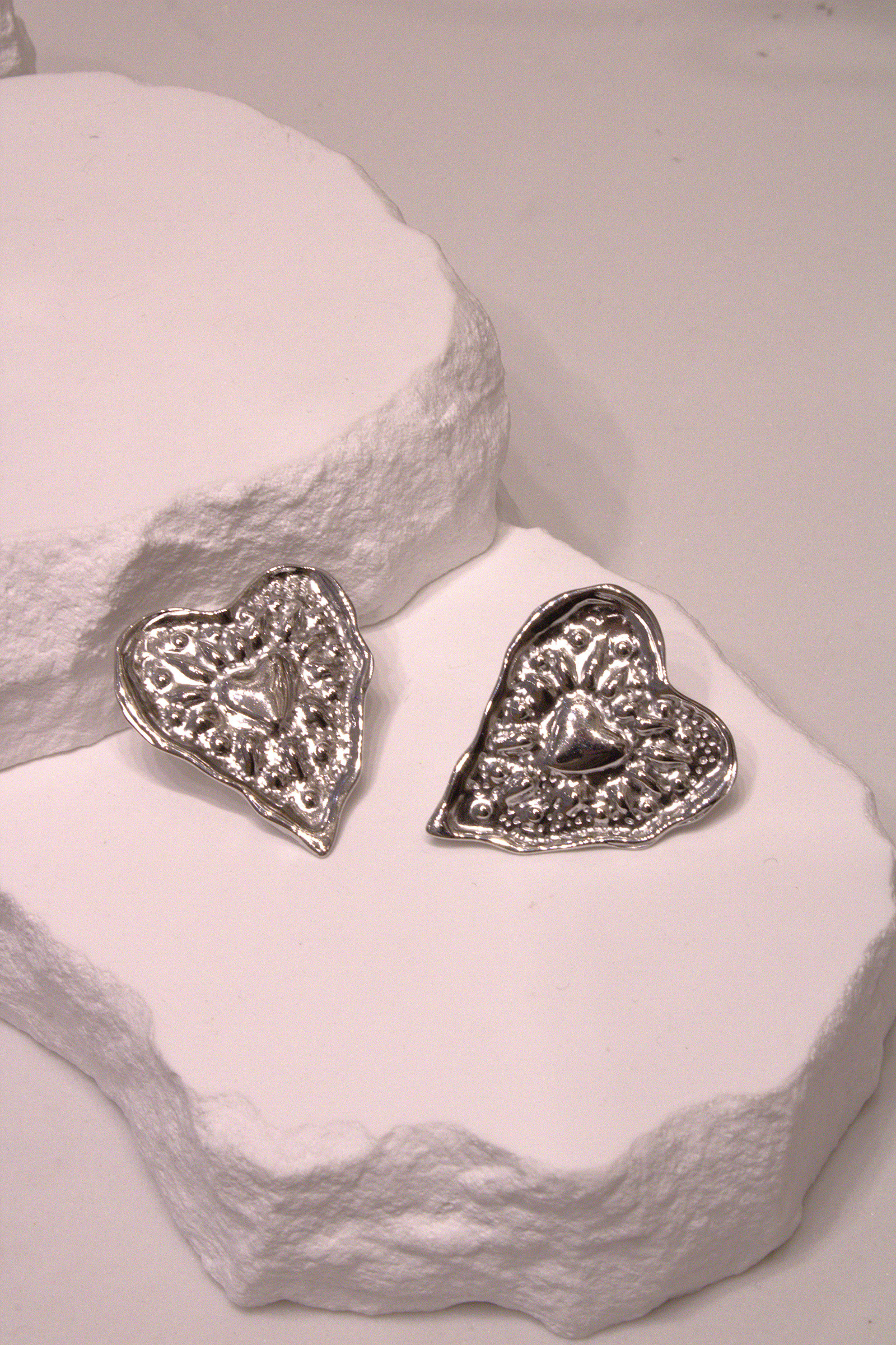 Grossiste MAISON OKAMI - Boucles d’oreilles cœur baroque martelé