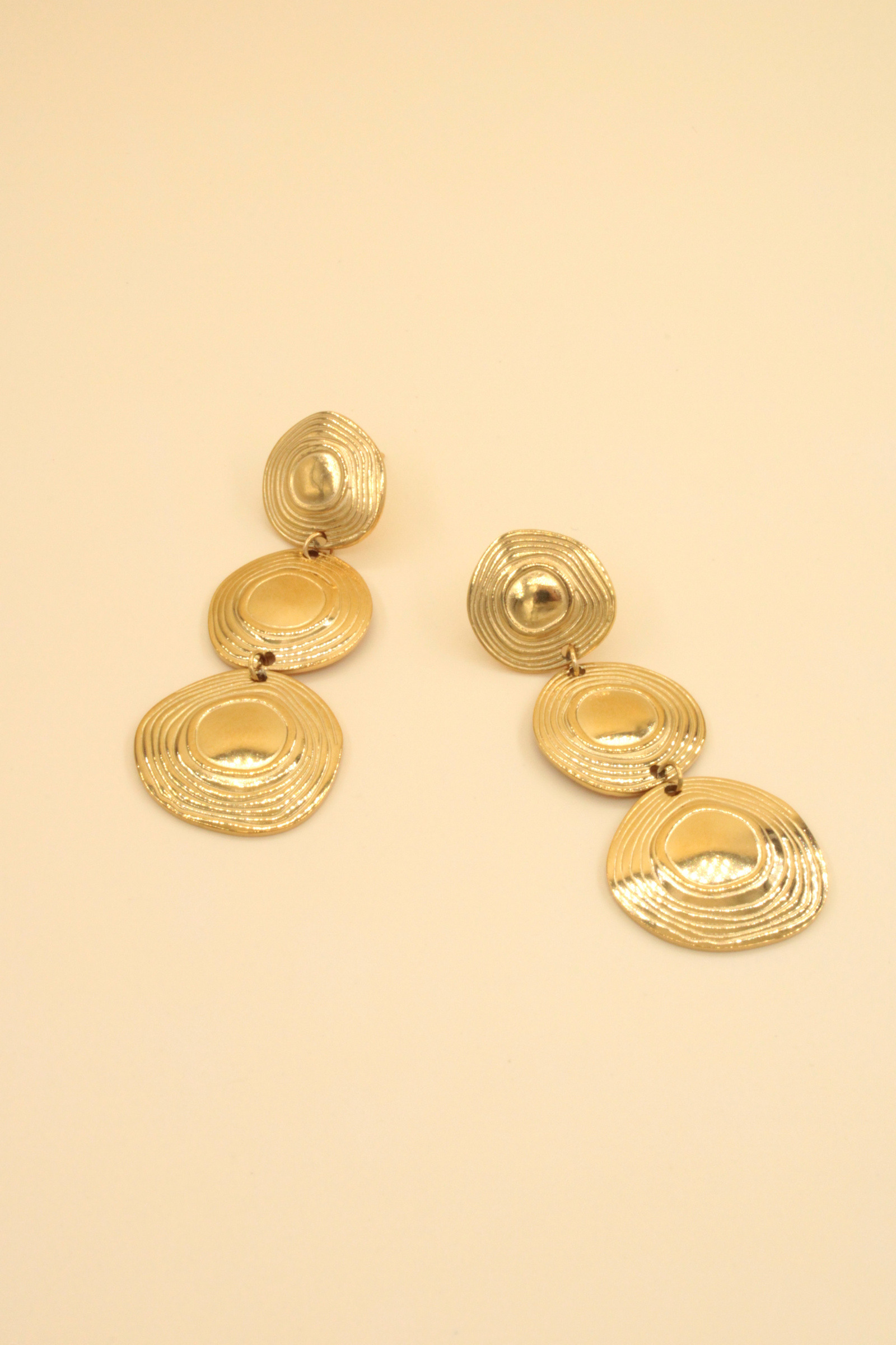 Grossiste MAISON OKAMI - Boucles d’oreilles pendantes à disques texturés