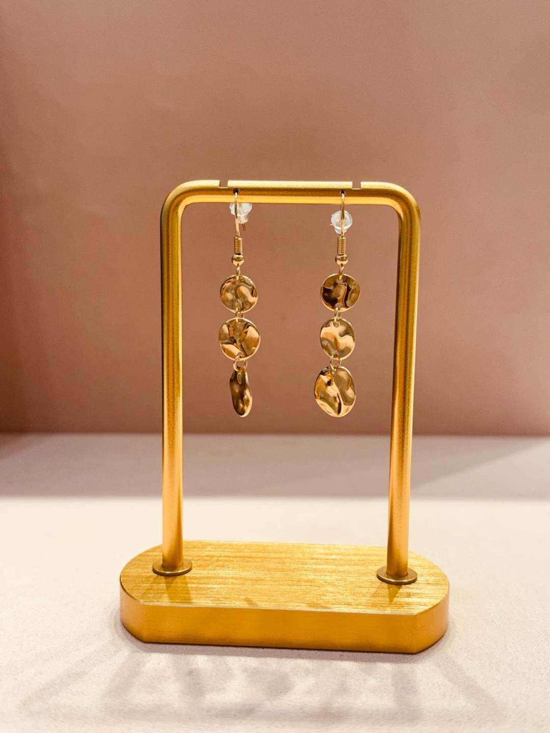 Grossiste MAISON OKAMI - Boucles d'oreilles en acier inoxydable au design ondulé