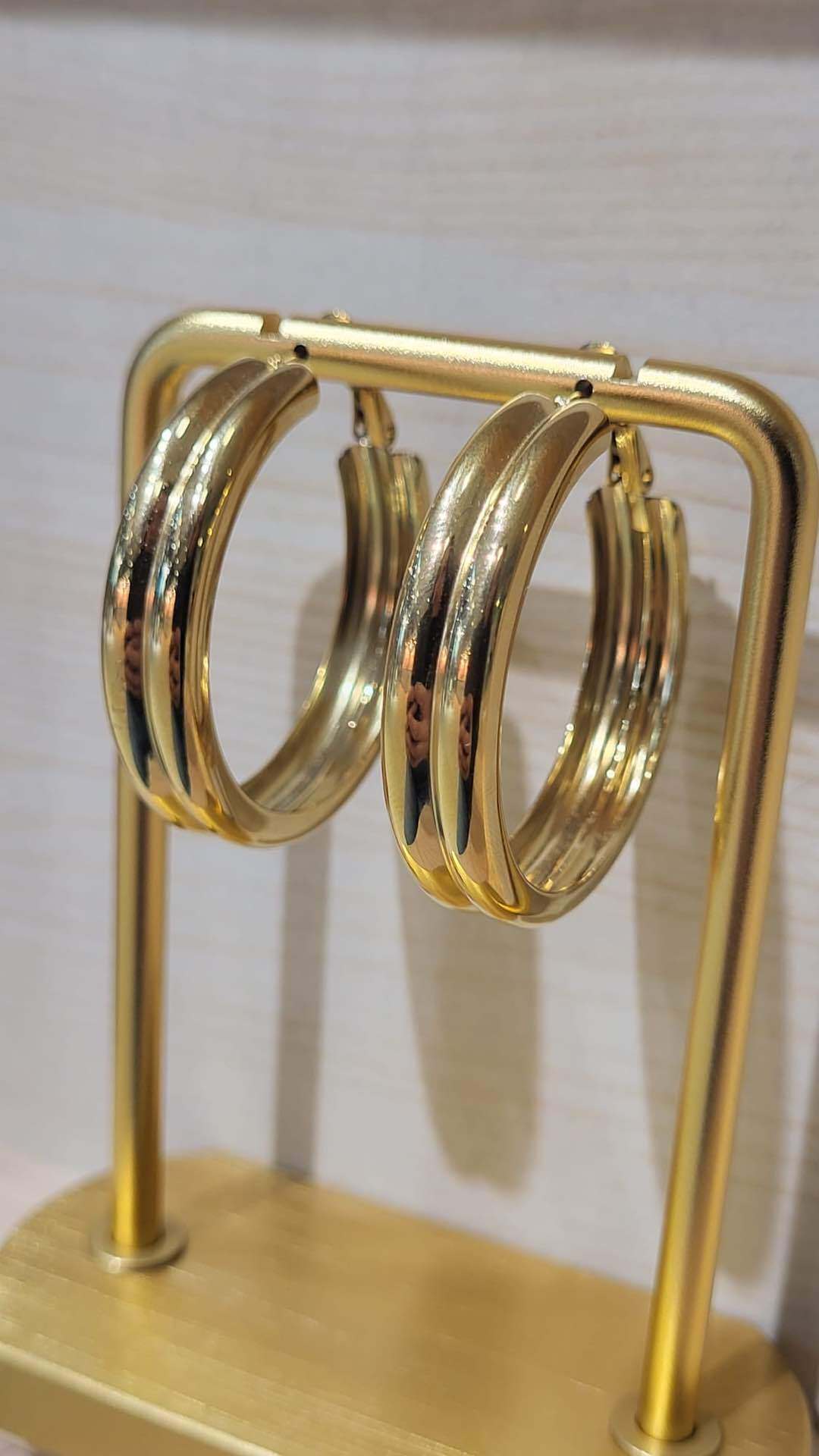 Grossiste MAISON OKAMI - Boucle d'oreille en acier inoxydable au design élégant