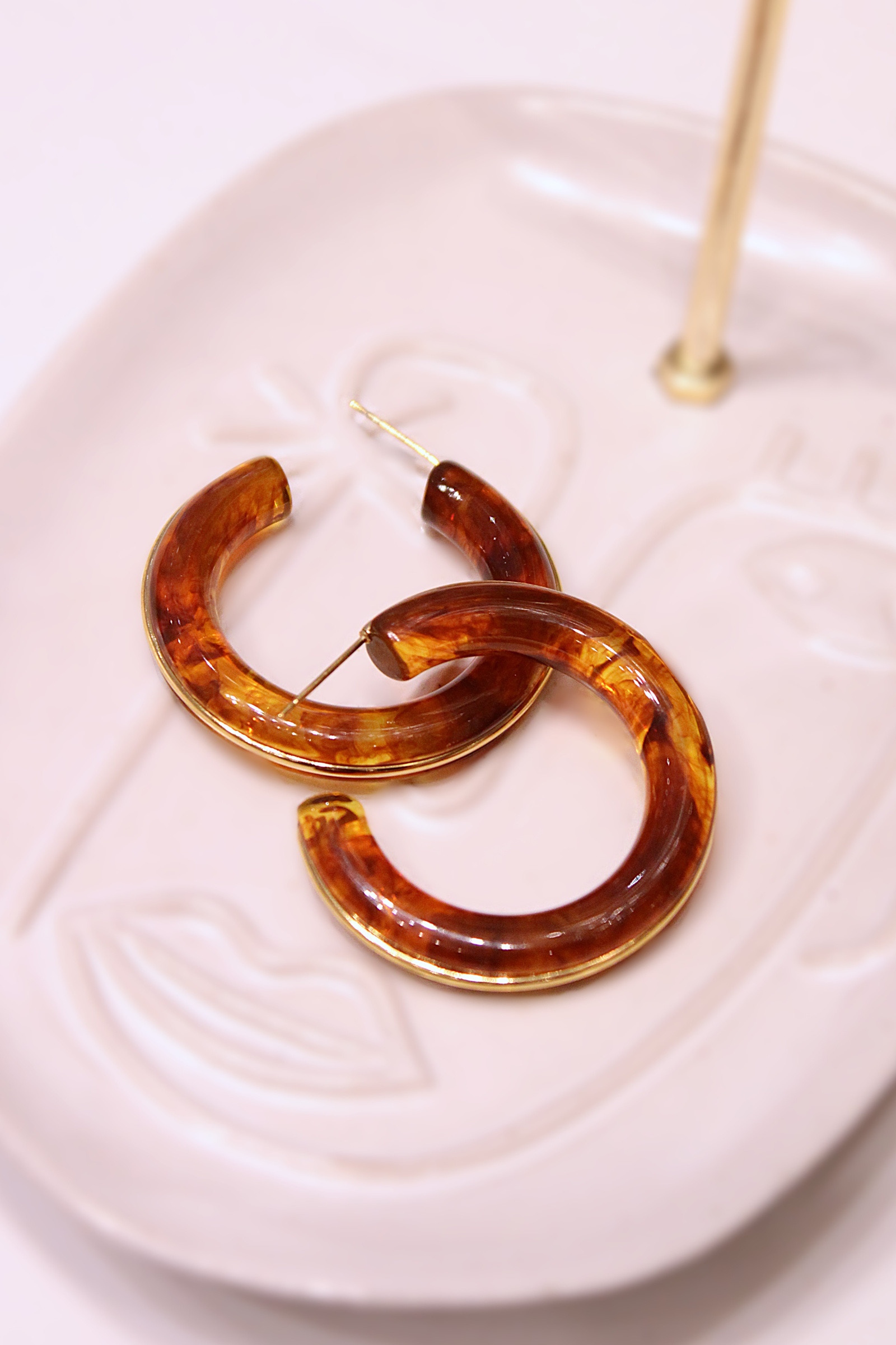 Wholesaler MAISON OKAMI - Water-resistant marbled resin and stainless steel hoop earrings