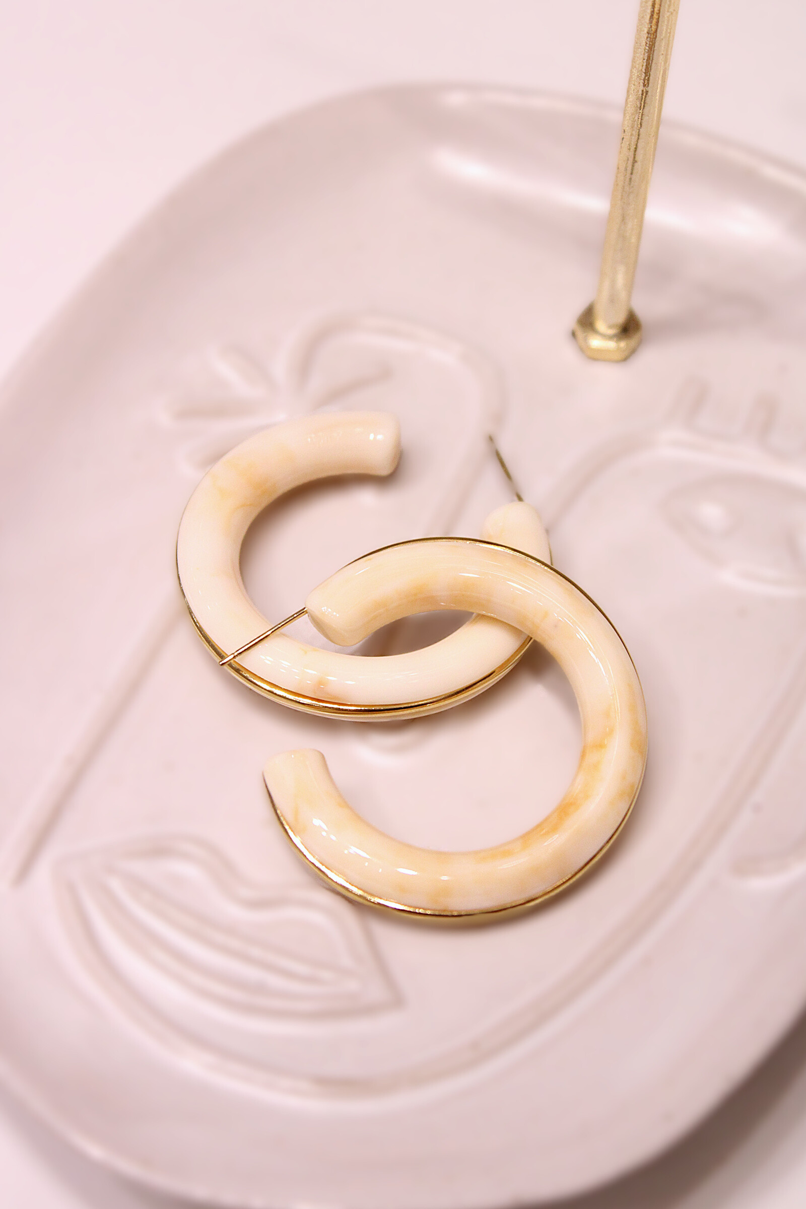 Wholesaler MAISON OKAMI - Water-resistant marbled resin and stainless steel hoop earrings