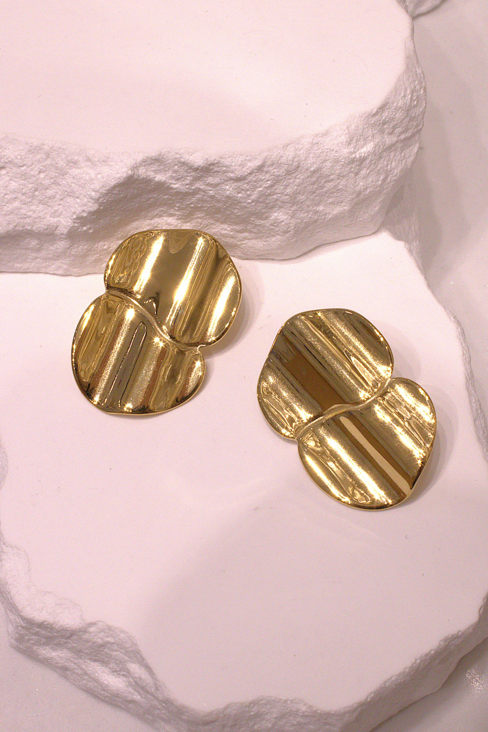 Grossiste MAISON OKAMI - Boucles d’oreilles sculptées doubles coques dorées miroir