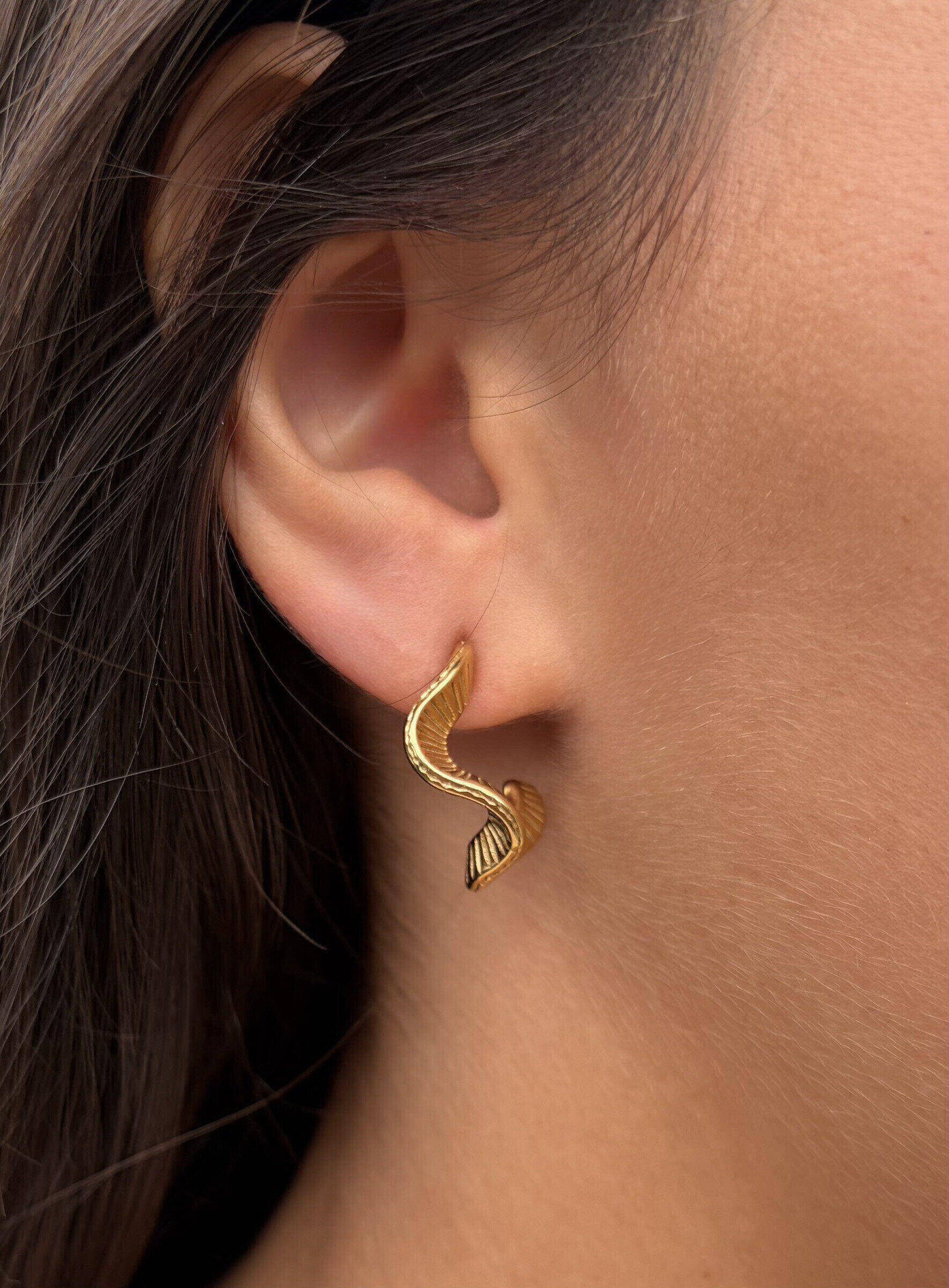 Wholesaler MAISON OKAMI - Stainless steel earrings with a wavy pattern