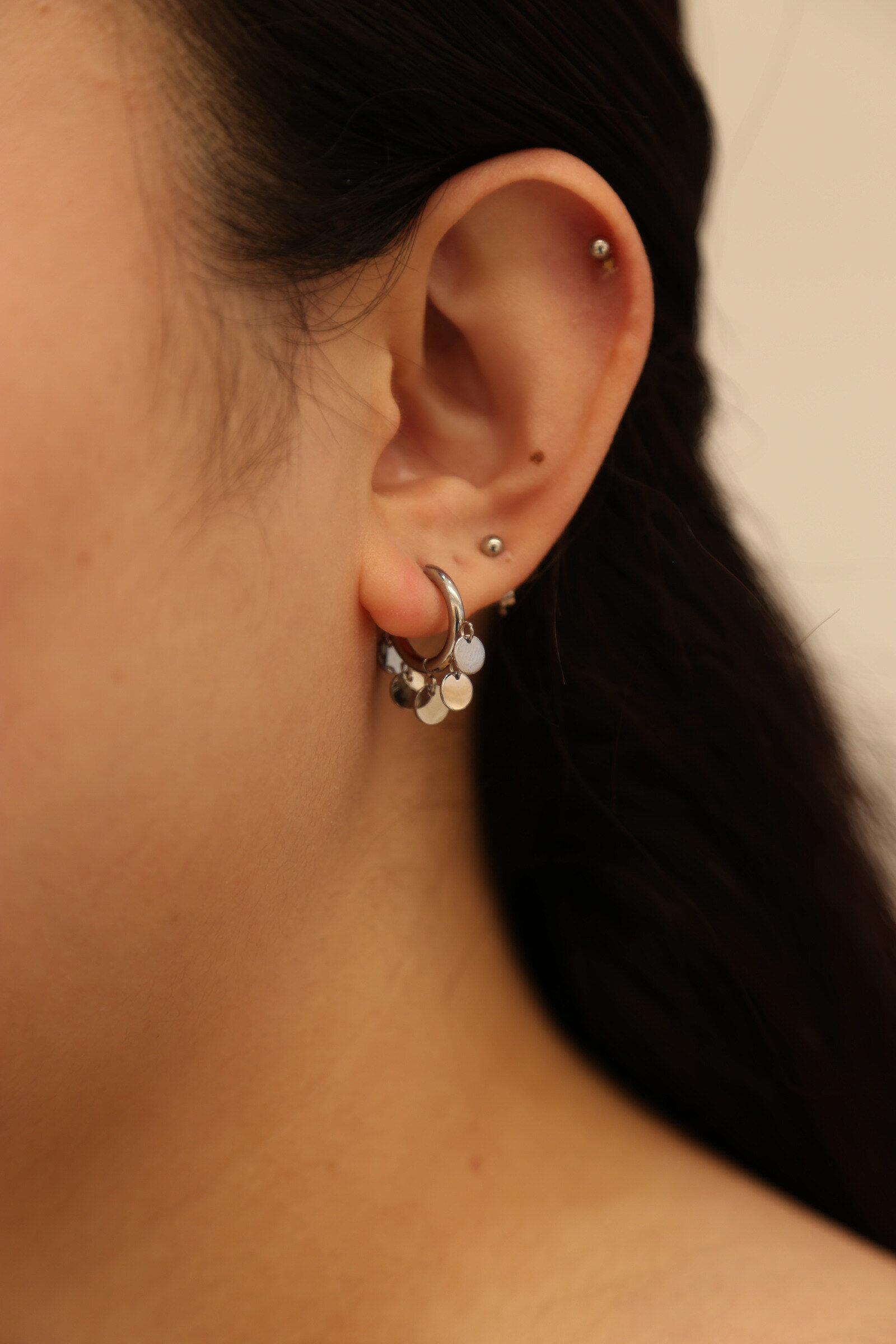 Wholesaler MAISON OKAMI - Elegant dangling hoop earrings with minimalist details