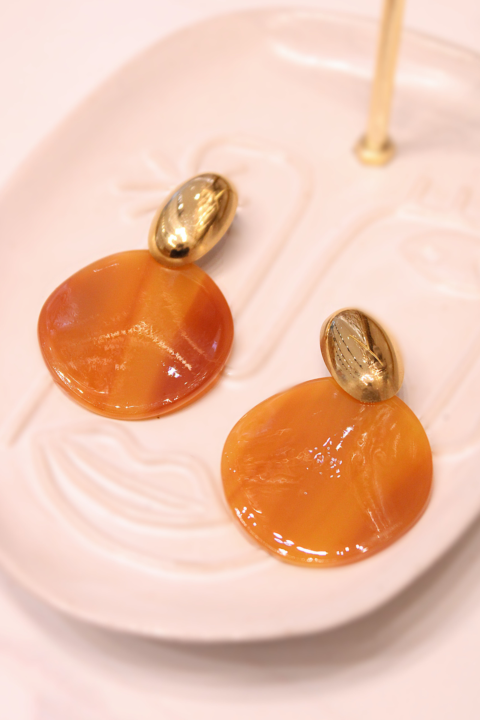 Grossiste MAISON OKAMI - Boucles d’oreilles en résine marbrée et acier inoxydable - Résistantes à l’eau