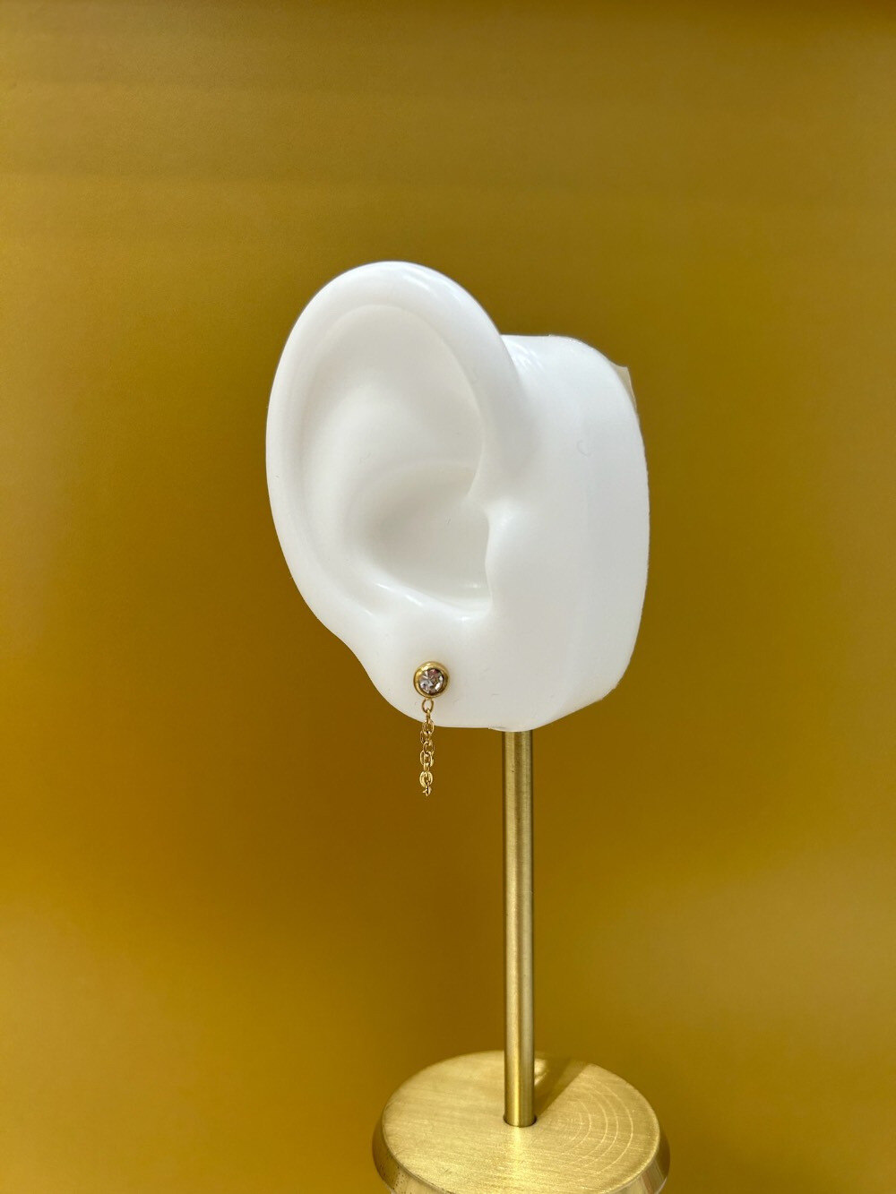 Grossiste MAISON OKAMI - Boucles d’oreilles délicates en Zirconium avec zircon et chaîne suspendue