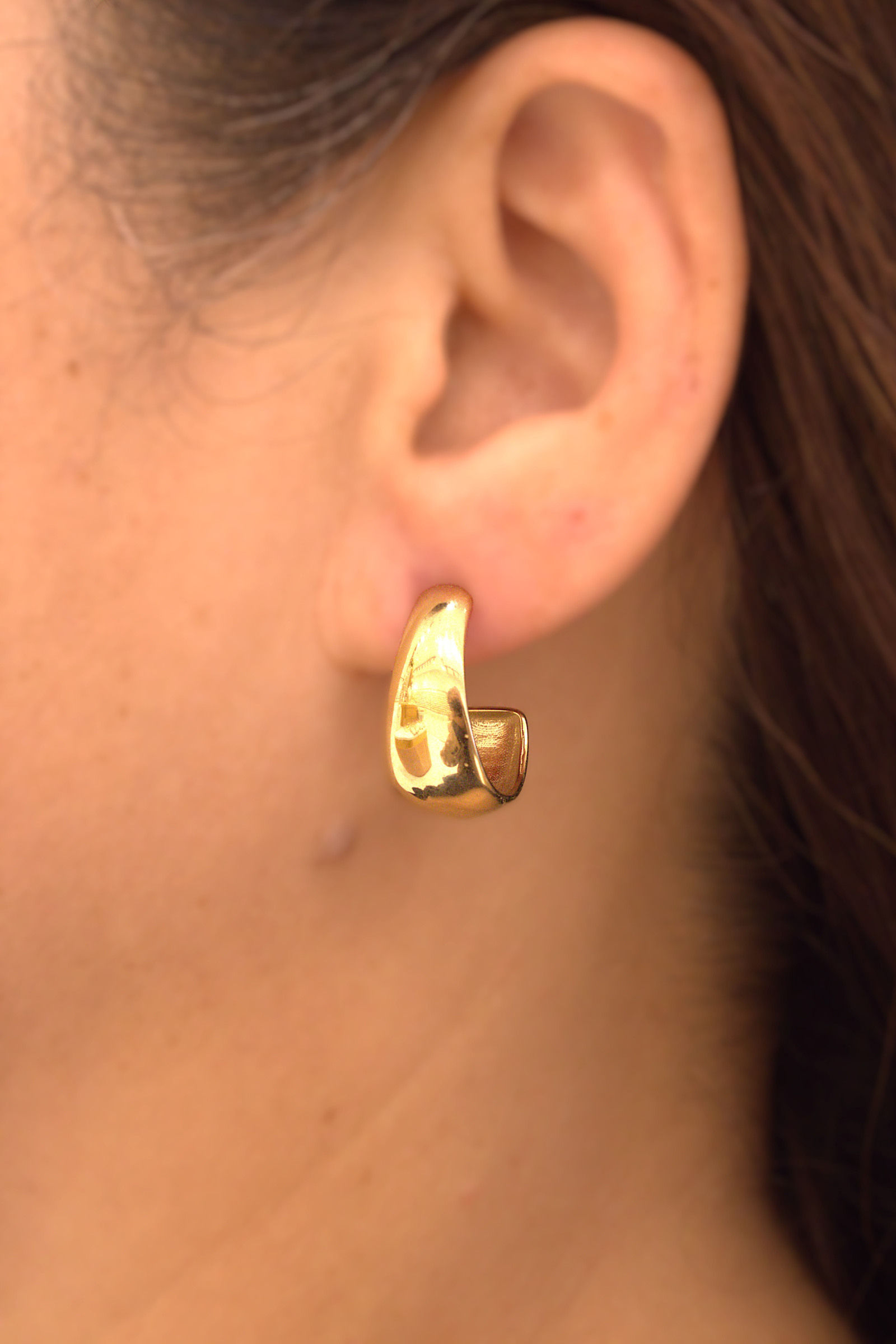 Wholesaler MAISON OKAMI - Hammered hoop earring open on the ear