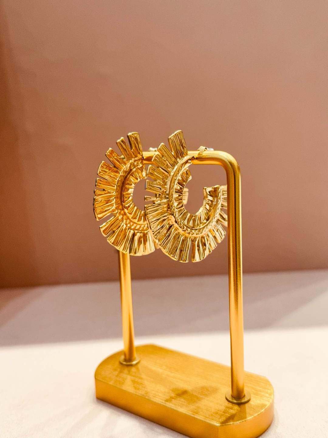 Grossiste MAISON OKAMI - Boucle d'oreille en acier inoxydable au design moderne