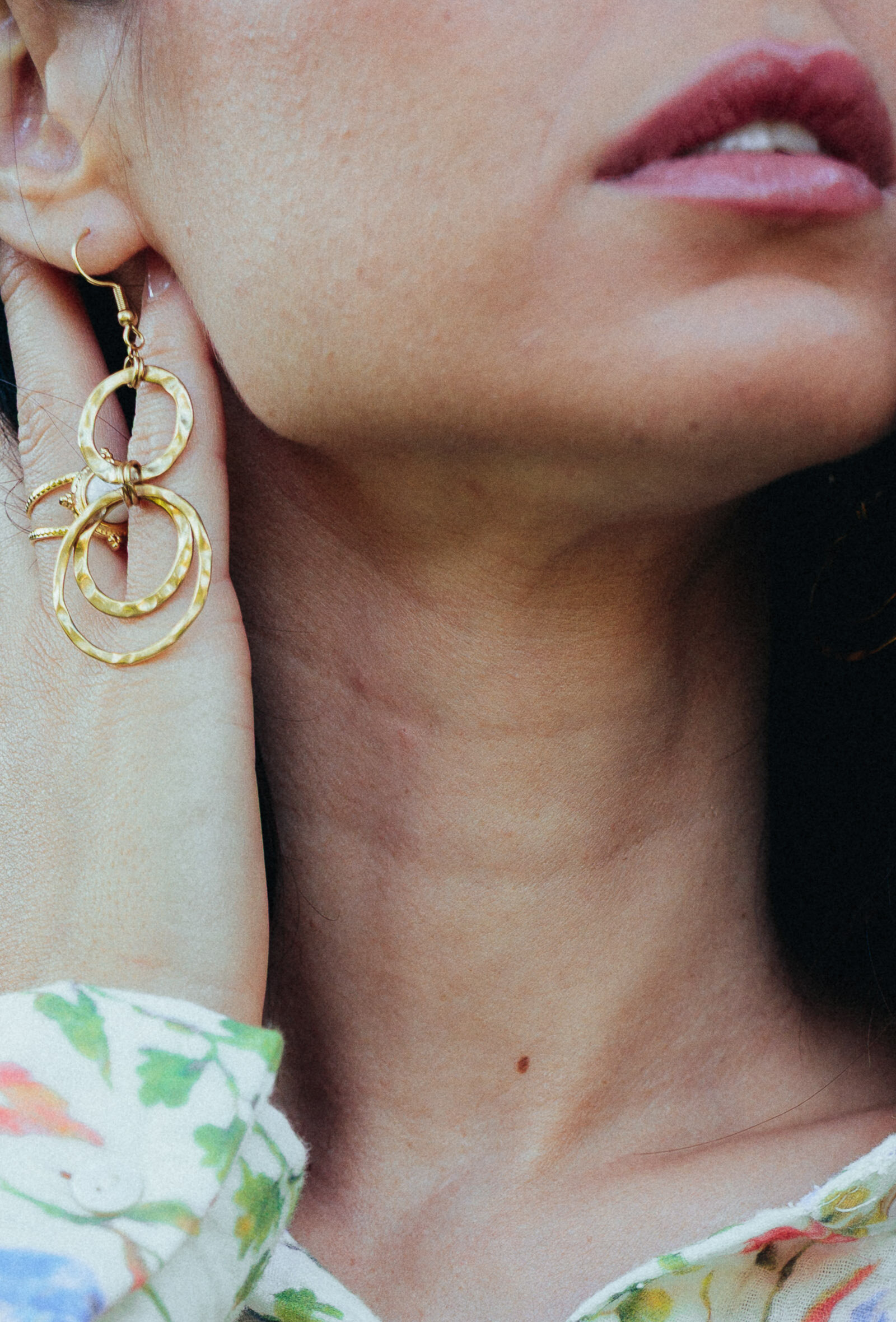 Grossiste MAISON OKAMI - Boucles d’oreilles pendantes anneaux martelés superposés